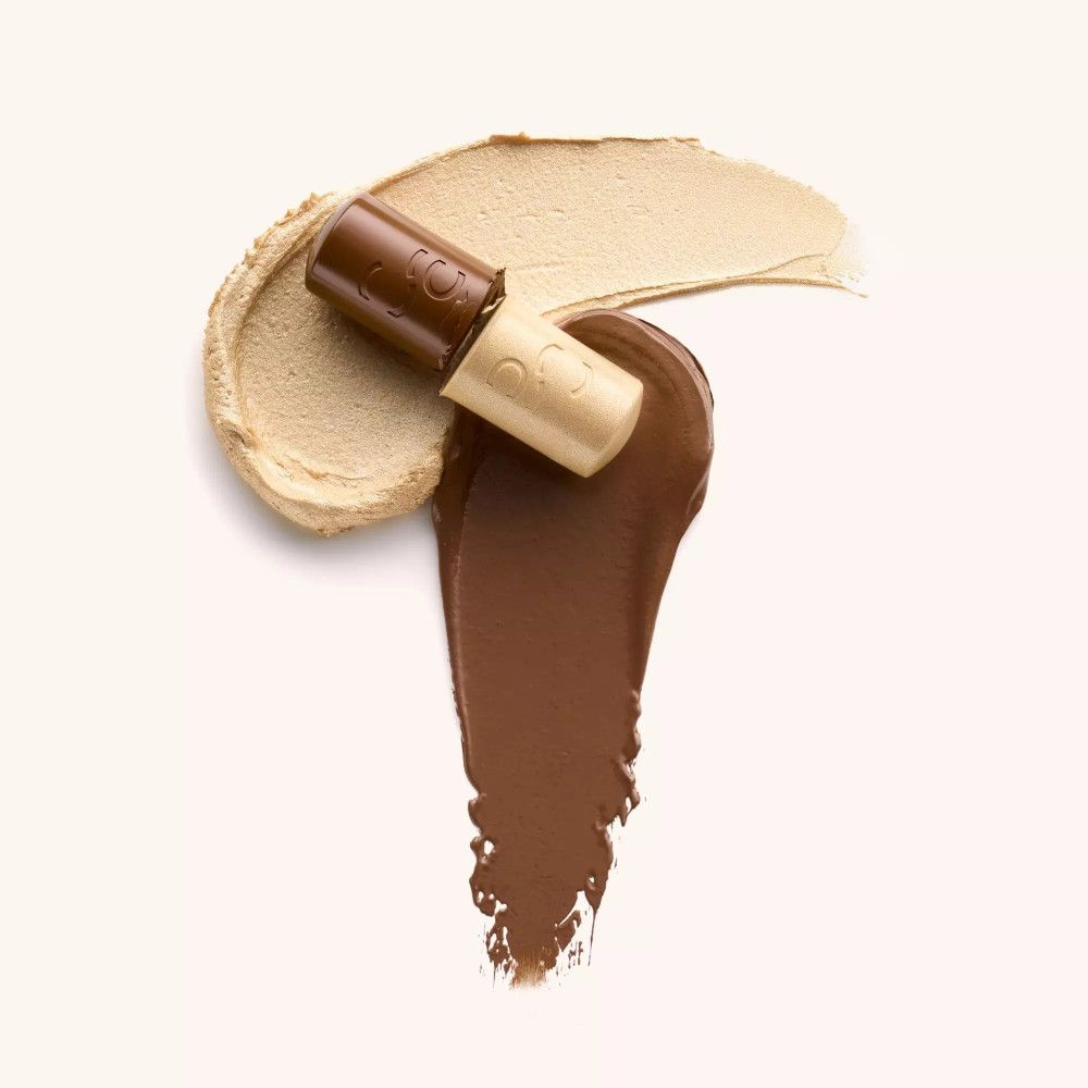 Zwei Farbtöne des Contouring-Sticks auf hellem Hintergrund. Produkt und Farbabgabe sichtbar.