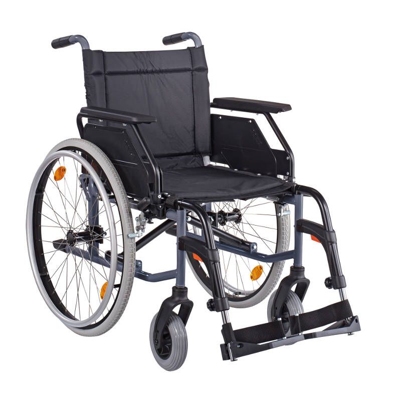 Faltrollstuhl mit Trommelbremse. Schwarzer Sitz und Rückenlehne. Grauer Rahmen und Räder. Armlehnen und Fußstützen.