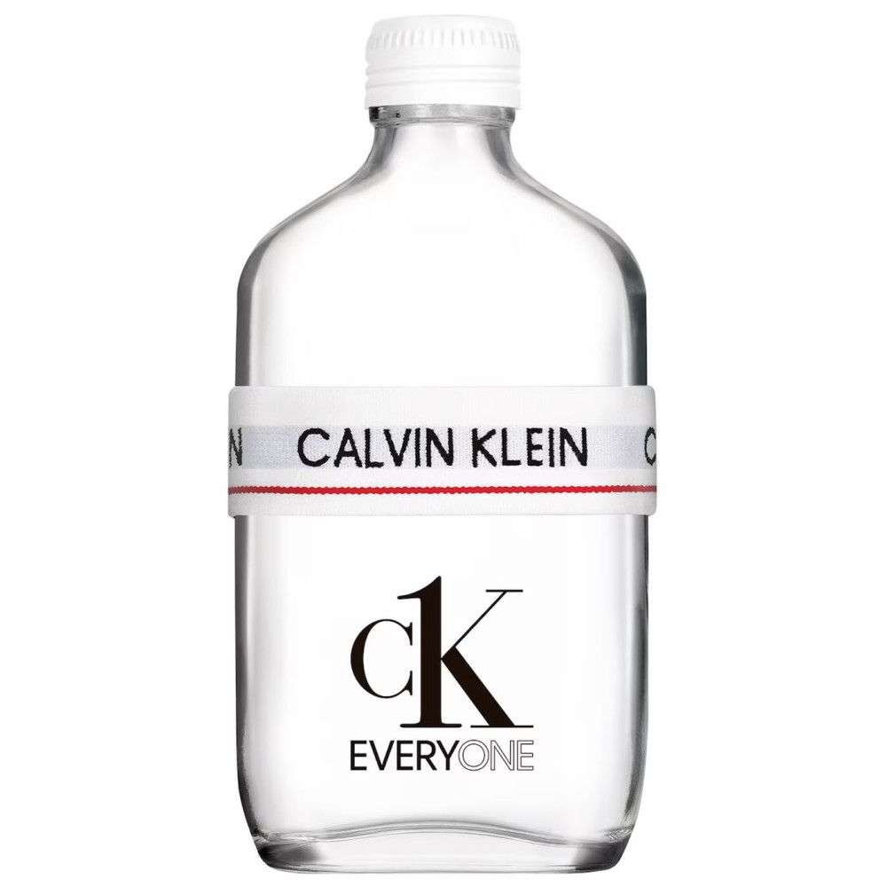 Klare Flasche mit weißem Verschluss. Weißes Band mit CALVIN KLEIN und roter Linie. CK EVERYONE Logo.