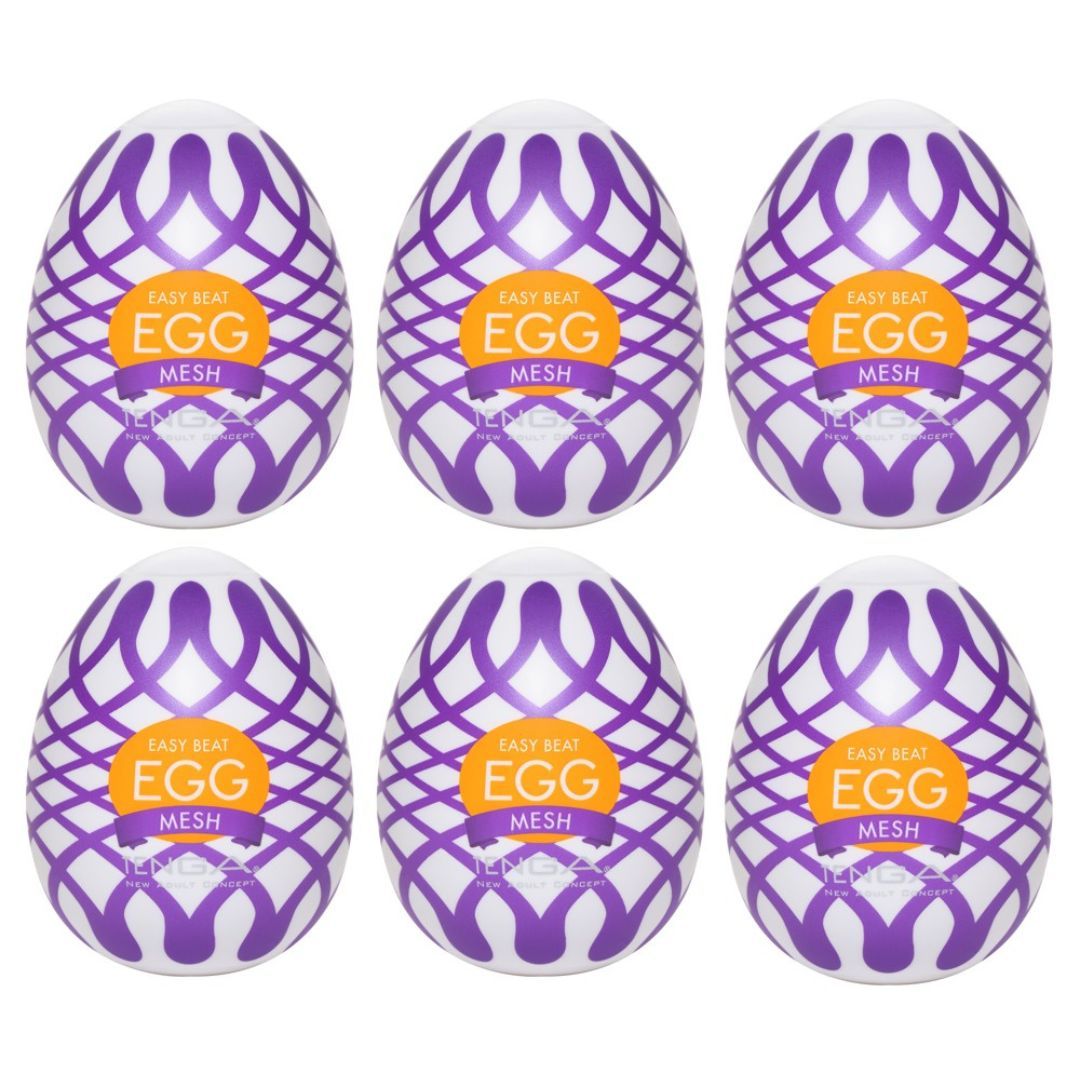 Sechs Eier mit lila Mesh-Design. Jedes Ei hat einen orangefarbenen Aufkleber mit Text. Weißes Ei mit lila Mesh-Muster.
