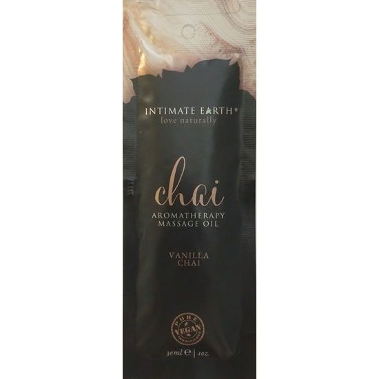 Beutel mit Produktnamen 'Chai'. Aufschrift 'Intimate Earth'. 'Aromatherapie Massageöl'. 'Vanilla Chai'. Vegan-Siegel.