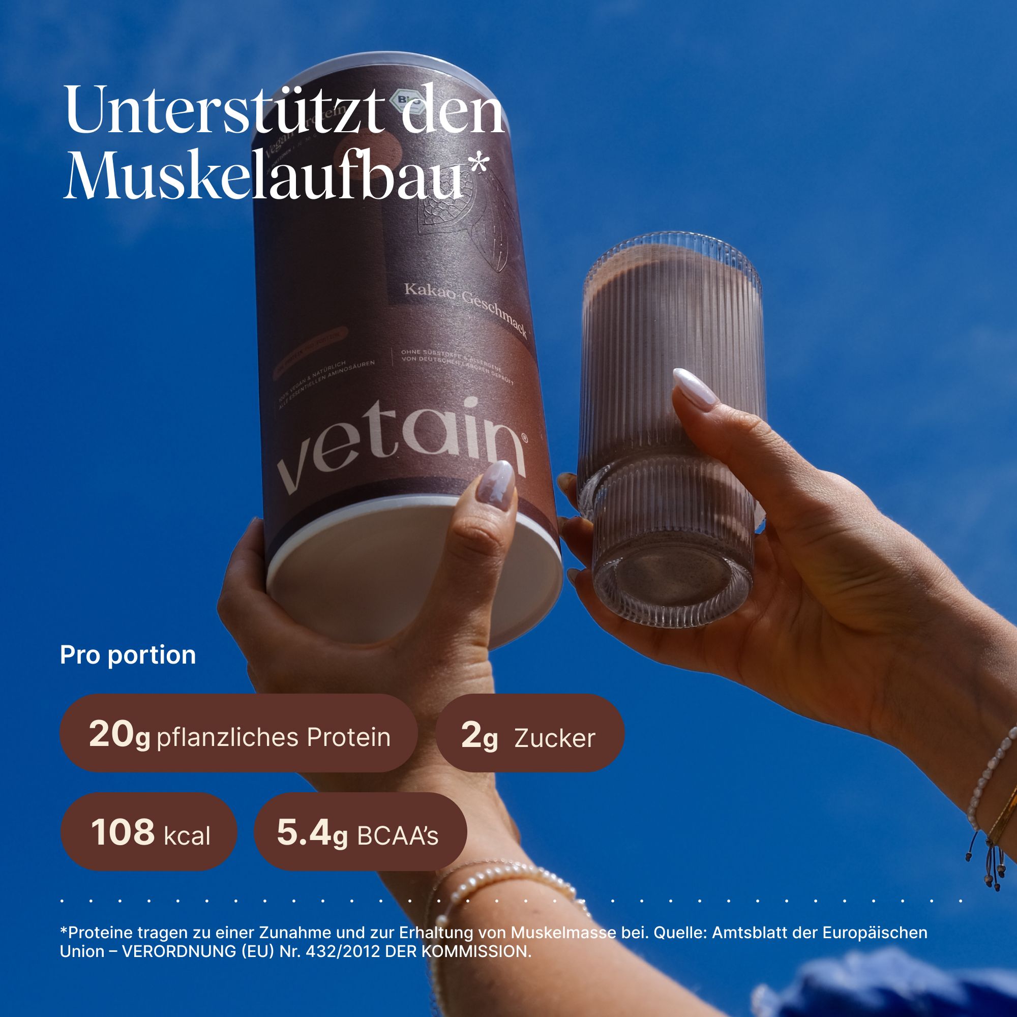 Hände halten Dose und Glas mit Proteinshake. Text: 20g pflanzliches Protein, 2g Zucker, 108 kcal, 5.4g BCAAs.