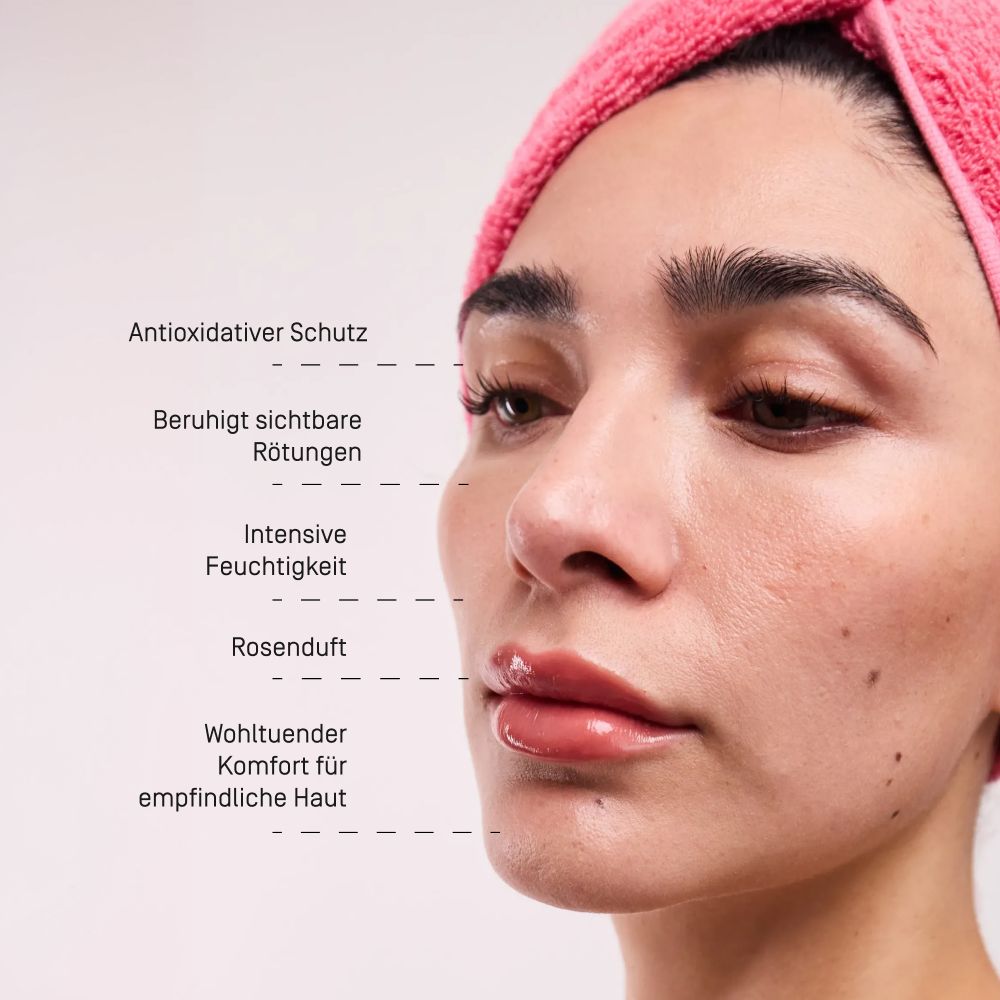 Nahaufnahme eines Gesichts mit Markierungen für die Vorteile des Viva Maia Soothing Toners.