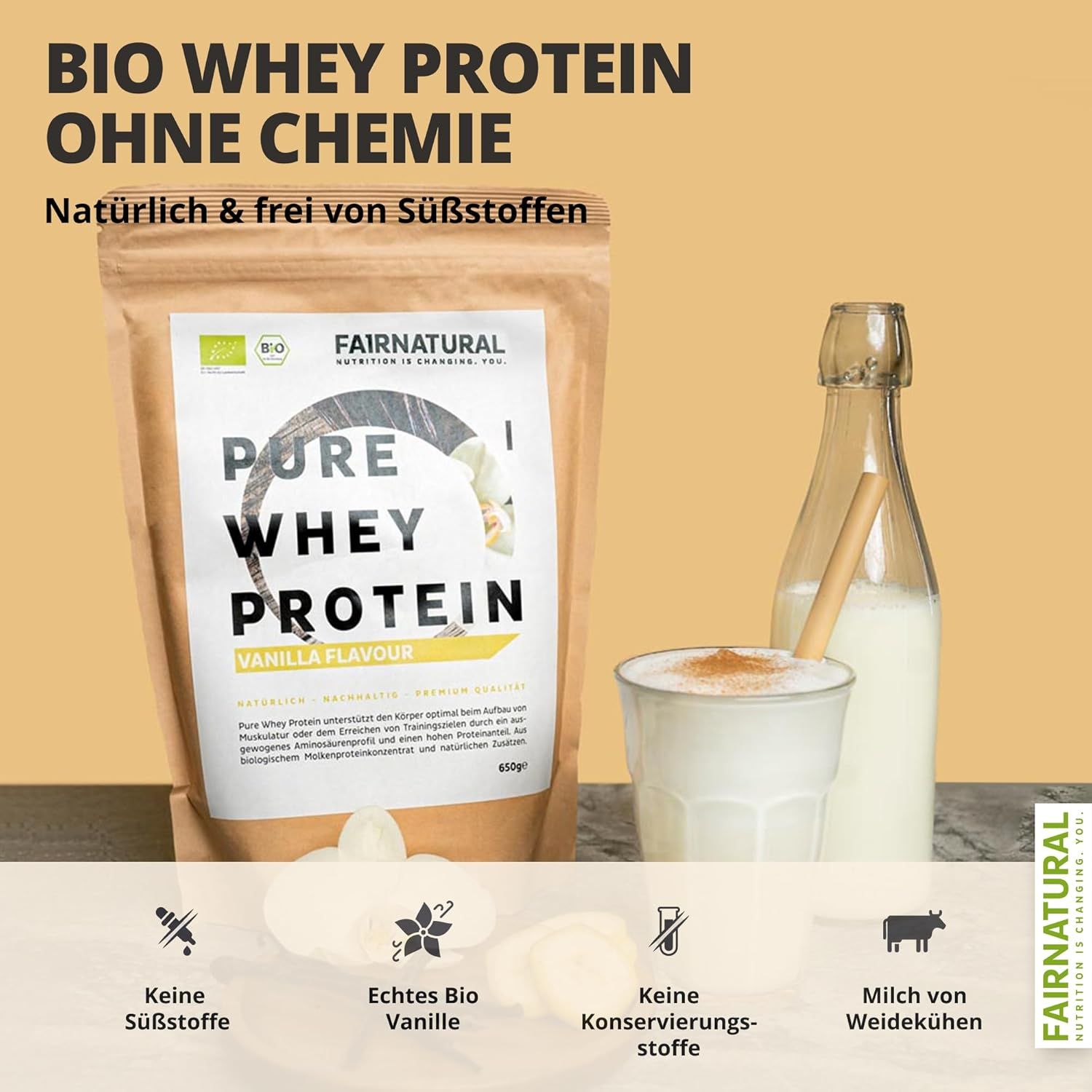 Beige Verpackung mit „Pure Whey Protein“ und „Vanille Geschmack“. Glasflasche mit Milch und Glas mit Getränk.