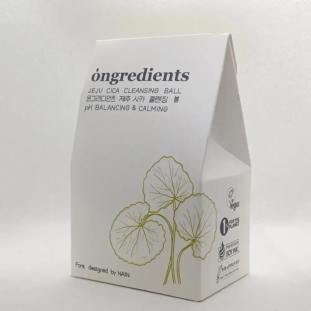 Weiße Verpackung mit Produktnamen und Logo. Text: pH Balancing & Calming.