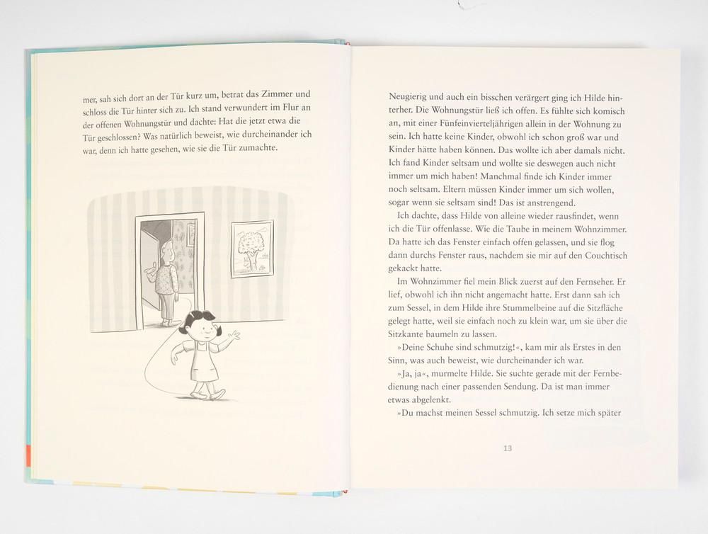Buchseite: Illustration eines Kindes vor einer Tür. Text in deutscher Sprache. Buch geöffnet, Seiten mit Text und Illustrationen.