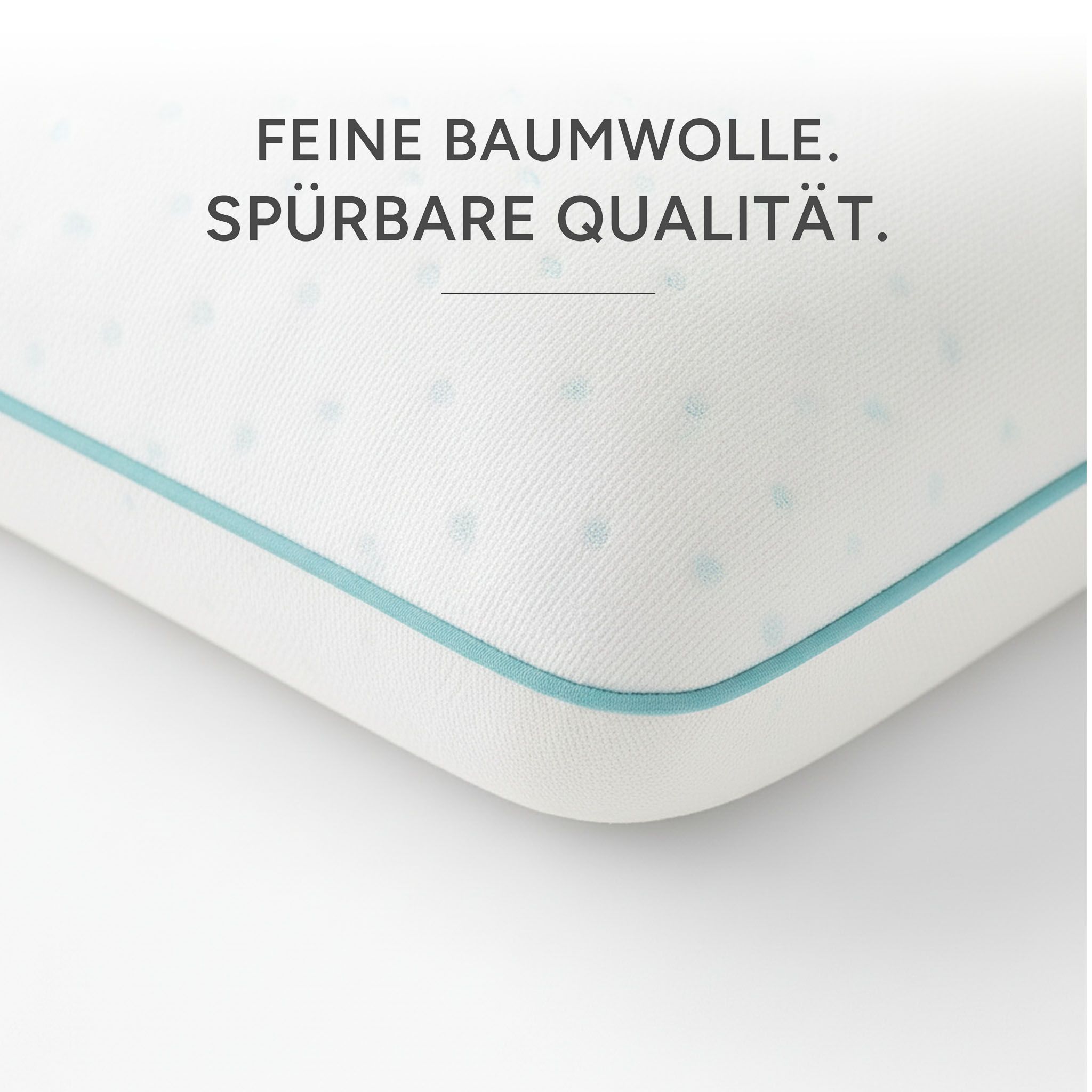 Nahaufnahme eines weißen Kissens mit hellblauer Umrandung. Text: Feine Baumwolle. Spürbare Qualität.