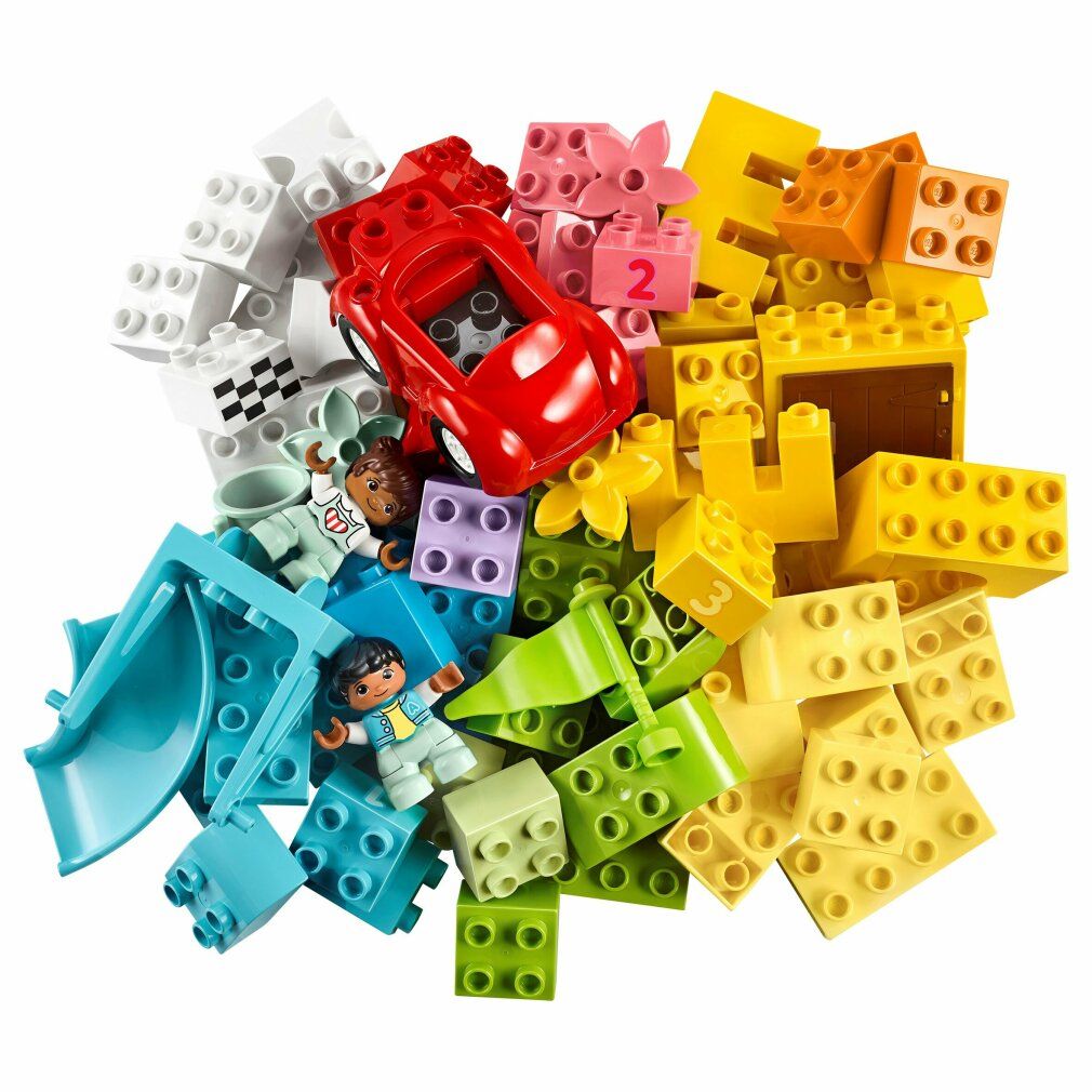 Bunte LEGO DUPLO Steine, Figuren und Zubehör. Enthalten sind u.a. ein rotes Auto, Blumen, Figuren und nummerierte Steine.