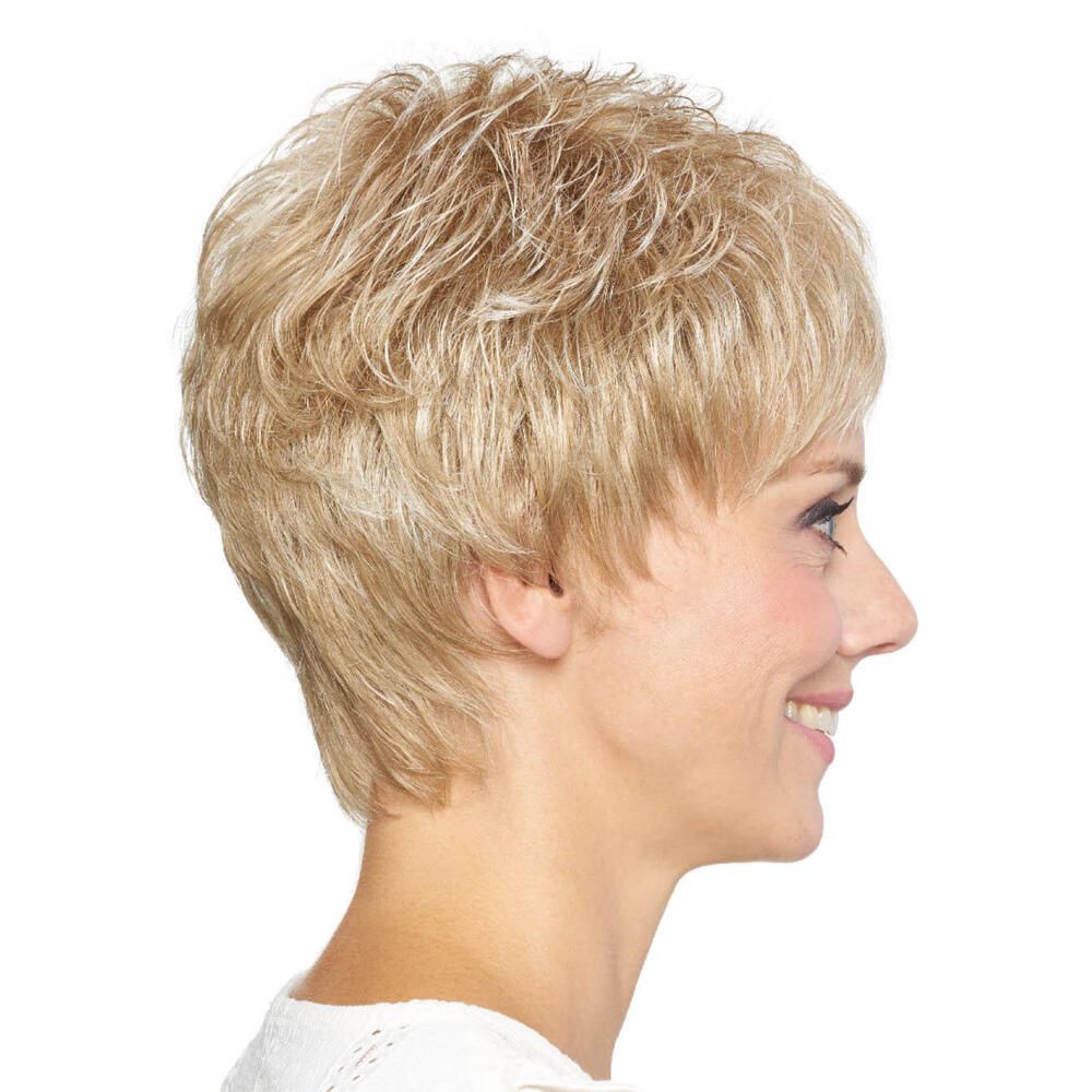 Blonde Kurzhaarperücke. Seitenansicht einer Frau mit Perücke. Kurze, gestufte Frisur.