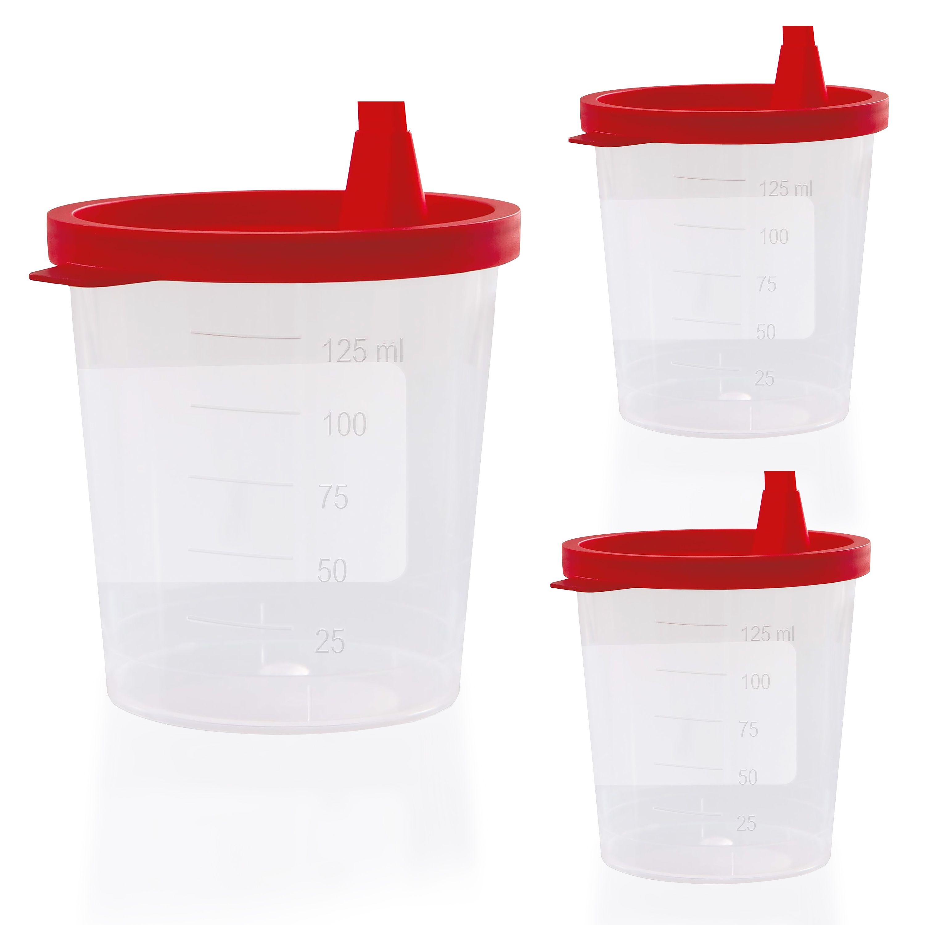 Drei transparente Becher mit rotem Schnappdeckel. Skala bis 125 ml. Auf weißem Hintergrund.