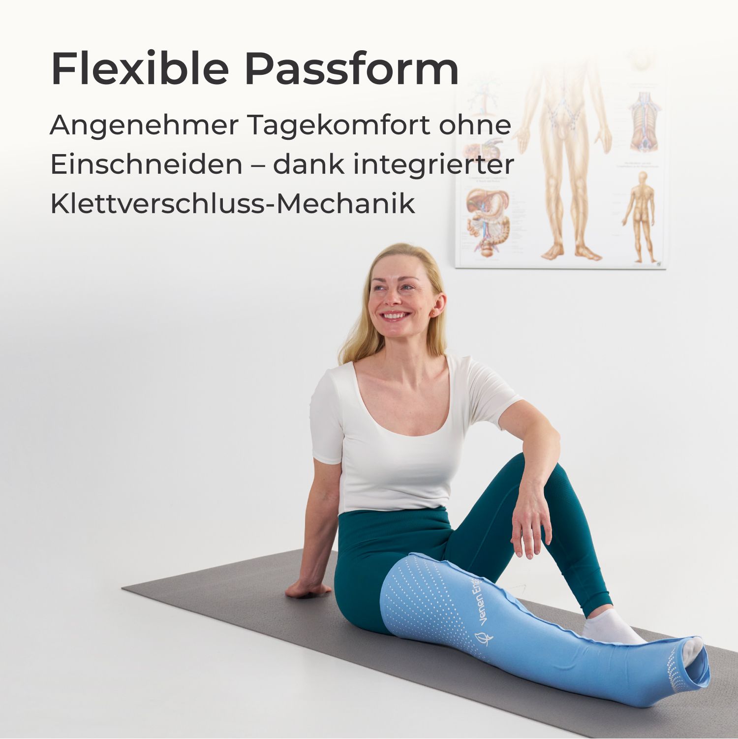 Frau sitzt auf Matte mit blauem Venen Engel Cool Comfort Sleeve am linken Bein.