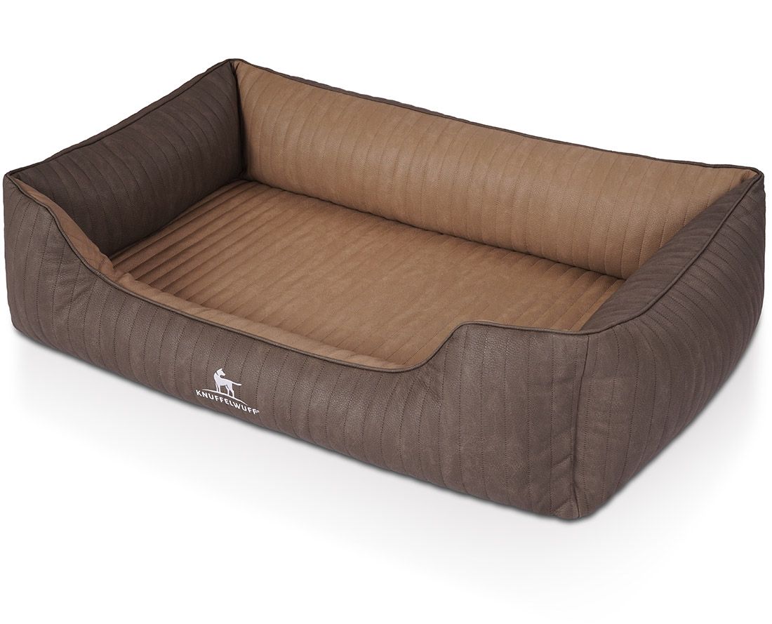 Braunes Hundebett mit erhöhtem Rand und Logo. Gepolsterte Oberfläche mit Steppnähten. Rechteckige Form.