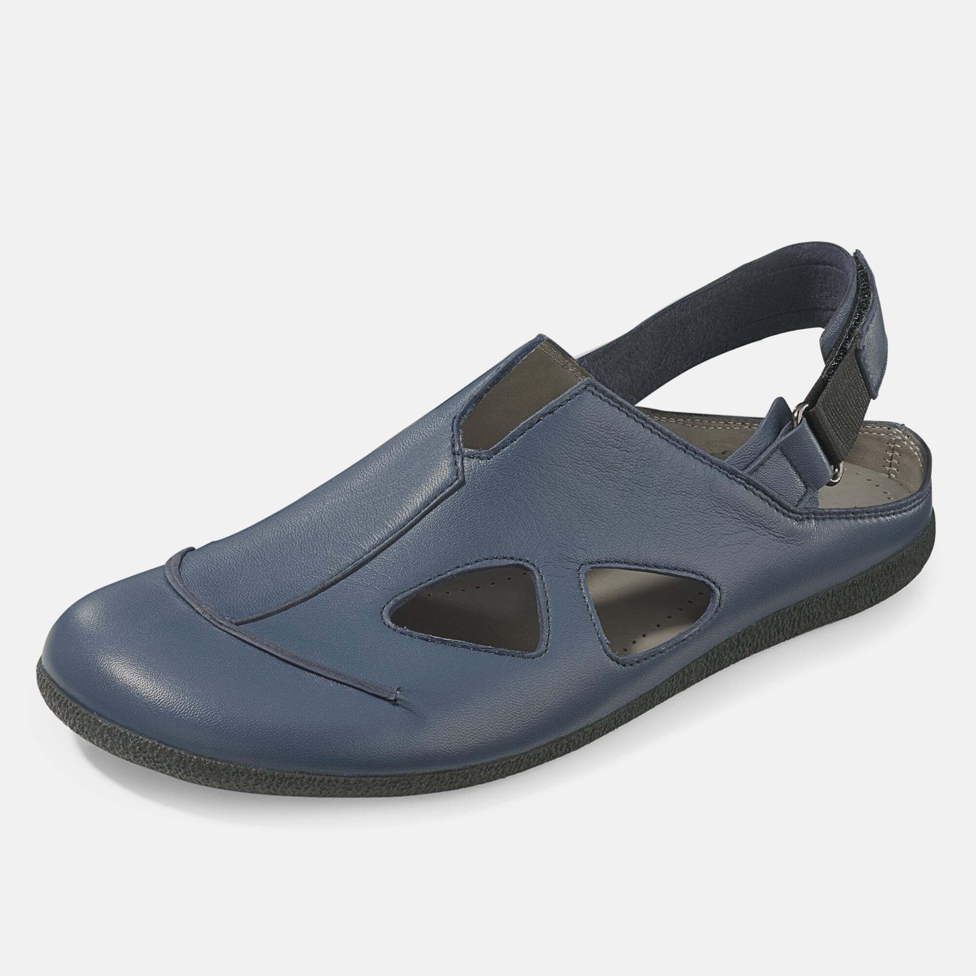 Blaue Sandale mit breiter Passform. Offene Zehenpartie, Fersenriemen. Lederoptik. Schwarze Sohle. BÄR-Logo sichtbar.