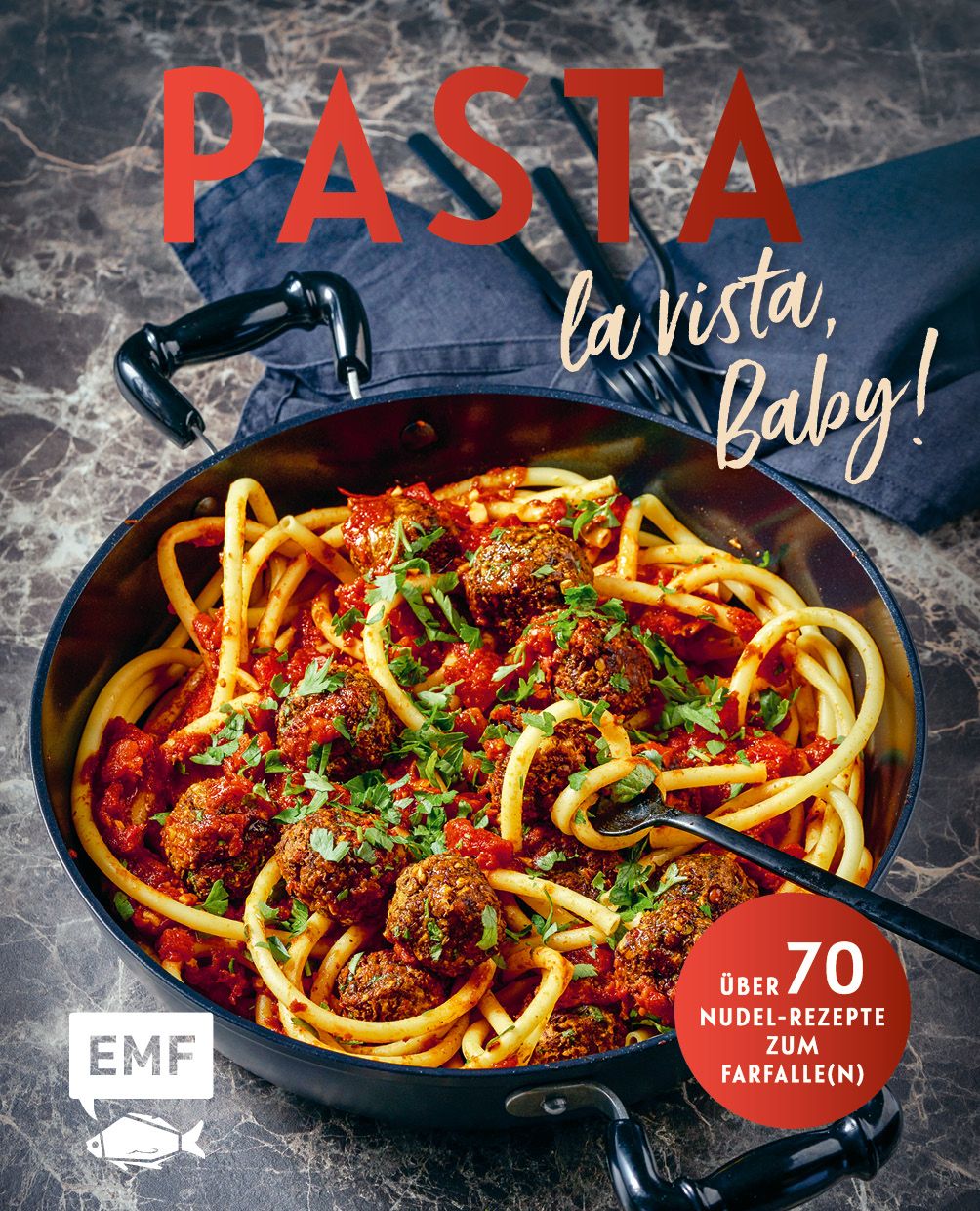 Pfanne mit Pasta und Fleischbällchen. Roter Schriftzug "Pasta" und "la vista, Baby!". Runder Aufkleber mit Text.
