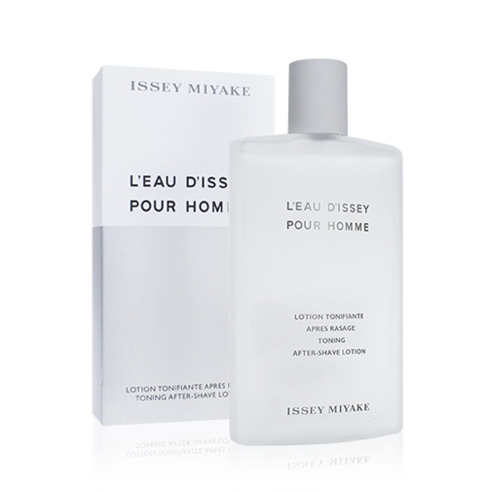 Weiße Flasche und Schachtel. Aufschrift: L'Eau d'Issey pour Homme, Lotion Tonifiante, Après Rasage, Toning, After-Shave Lotion. Marke: Issey Miyake.