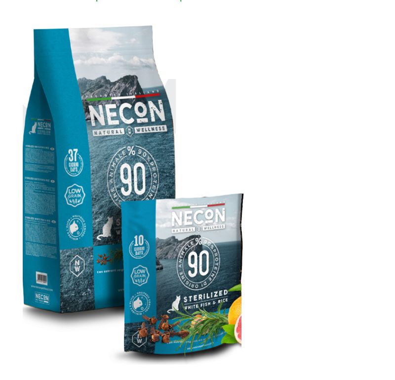 Zwei Beutel Tiernahrung. Aufschrift: NECON, NATURAL & WELLNESS. 90% tierischen Ursprungs. Sterilisiert. Weißfisch & Reis.