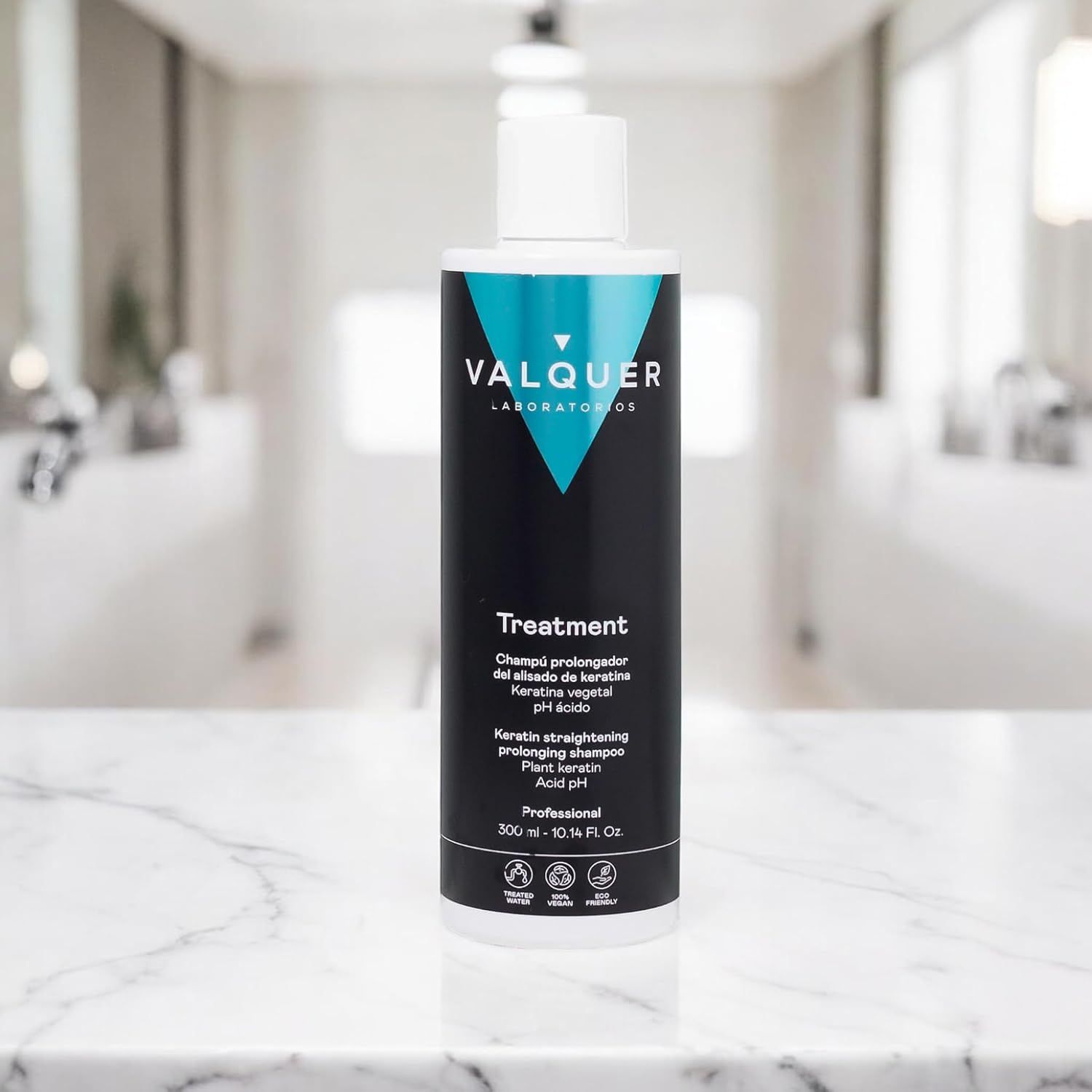 Eine türkise Flasche Gyada Kosmetik Linie Starkend Shampoo steht auf einem dunklen Podest. Links daneben sind Anwendungshinweise auf Deutsch und Italienisch.