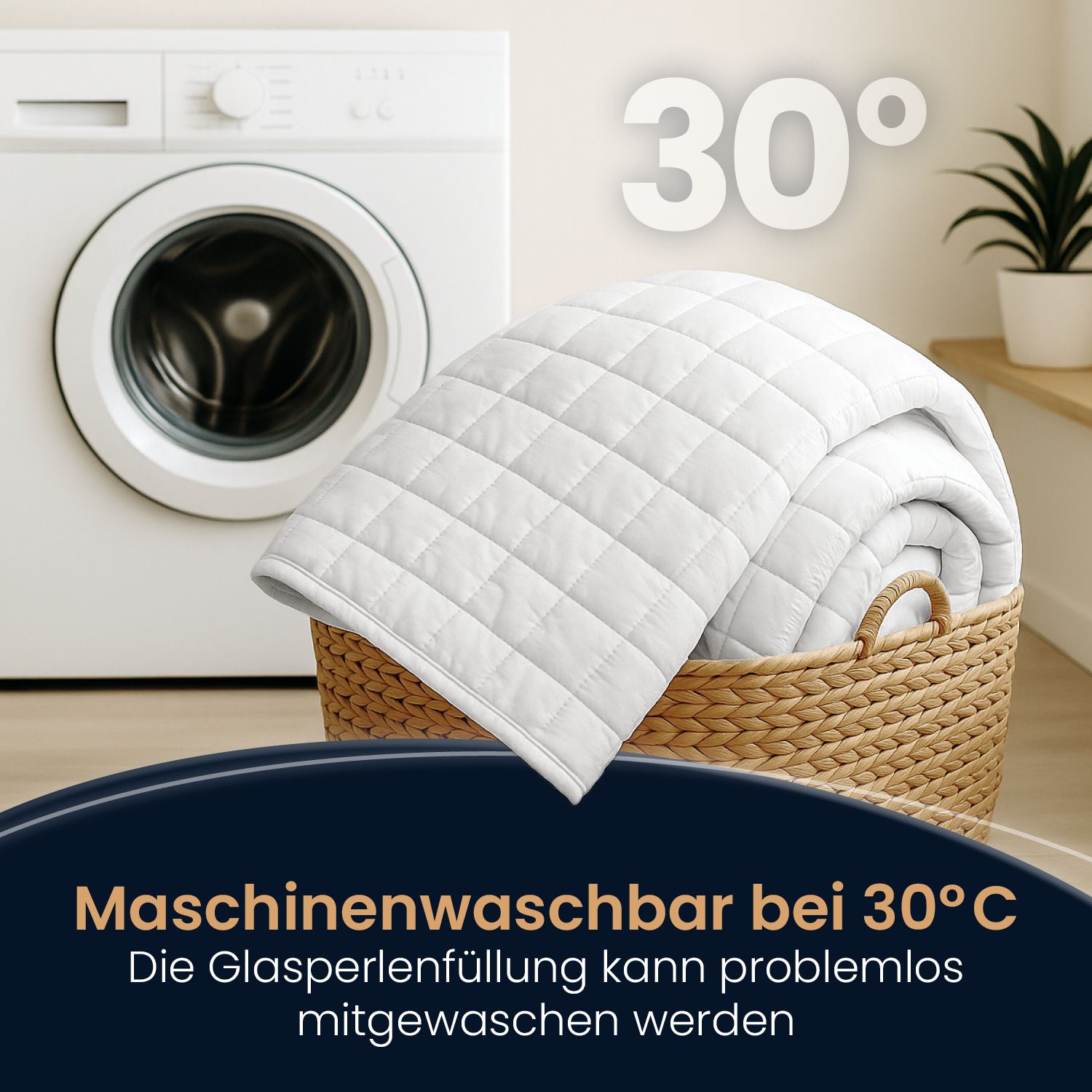 Weiße Gewichtsdecke in einem Korb. Text: Maschinenwaschbar bei 30°C. Glasperlenfüllung kann mitgewaschen werden.