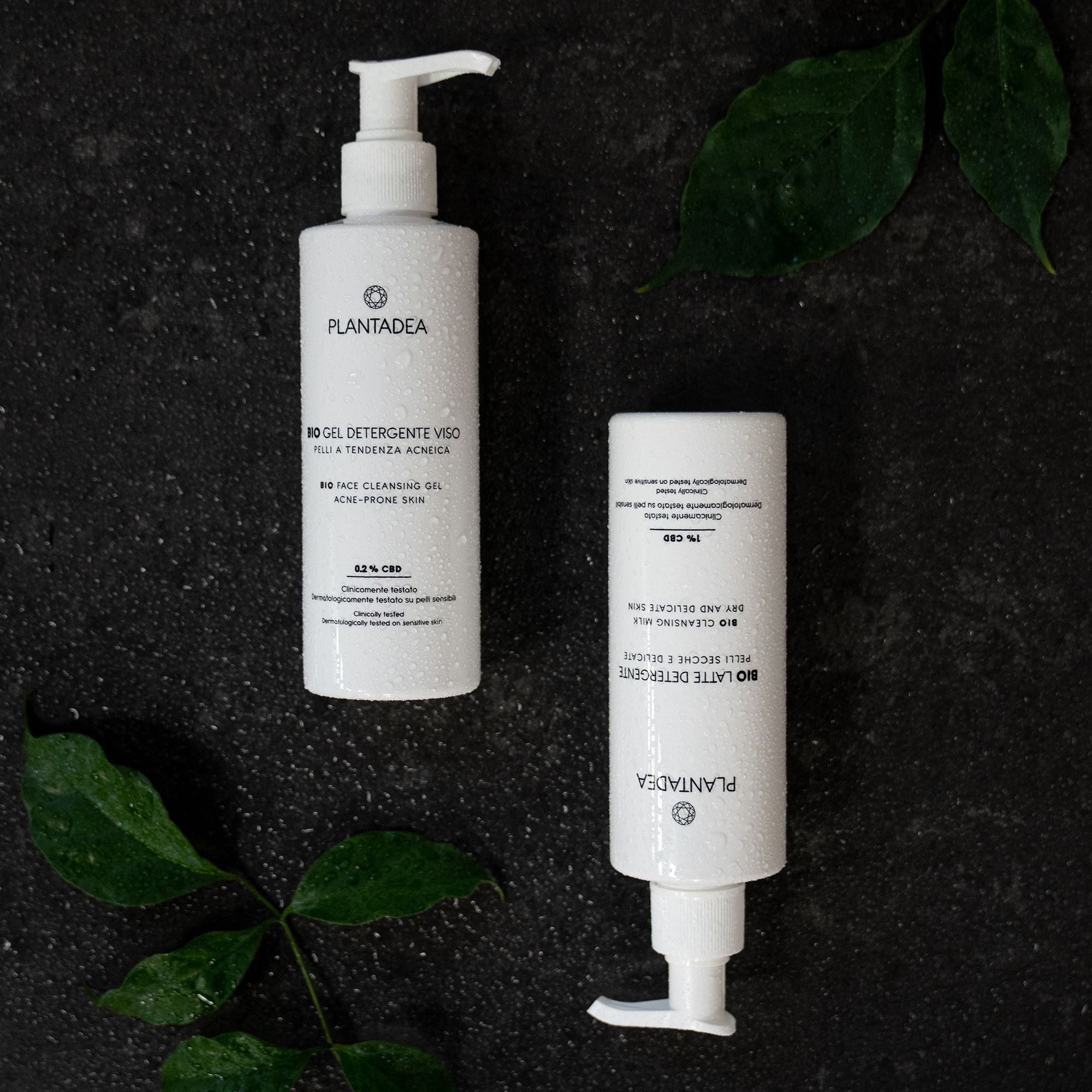 Zwei weiße Flaschen mit Pumpverschluss. Aufschrift: PLANTADEA, BIO Gel detergente viso, 0,3% CBD. Für zu Akne neigende Haut.