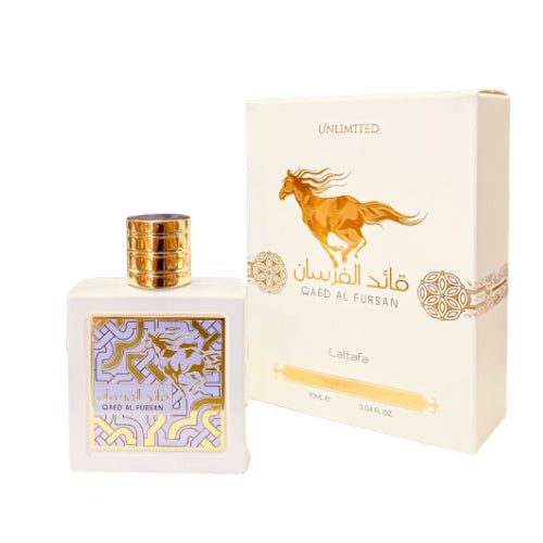 Qaed Al Fursan Eau de Parfum Flasche und Verpackung. Flasche und Verpackung mit goldenem Pferd und Schriftzug. Goldener Deckel.