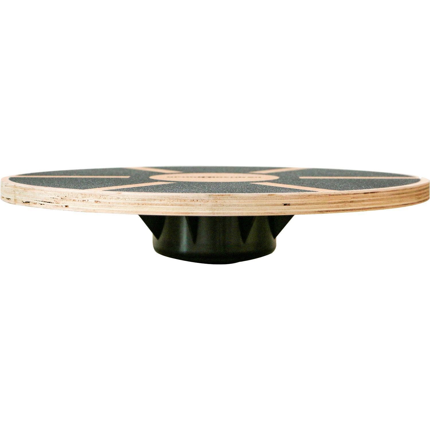 Balance Board, Seitenansicht. Runde Holzplatte mit schwarzer Oberfläche, auf schwarzem Kunststofffuß. Logo sichtbar.