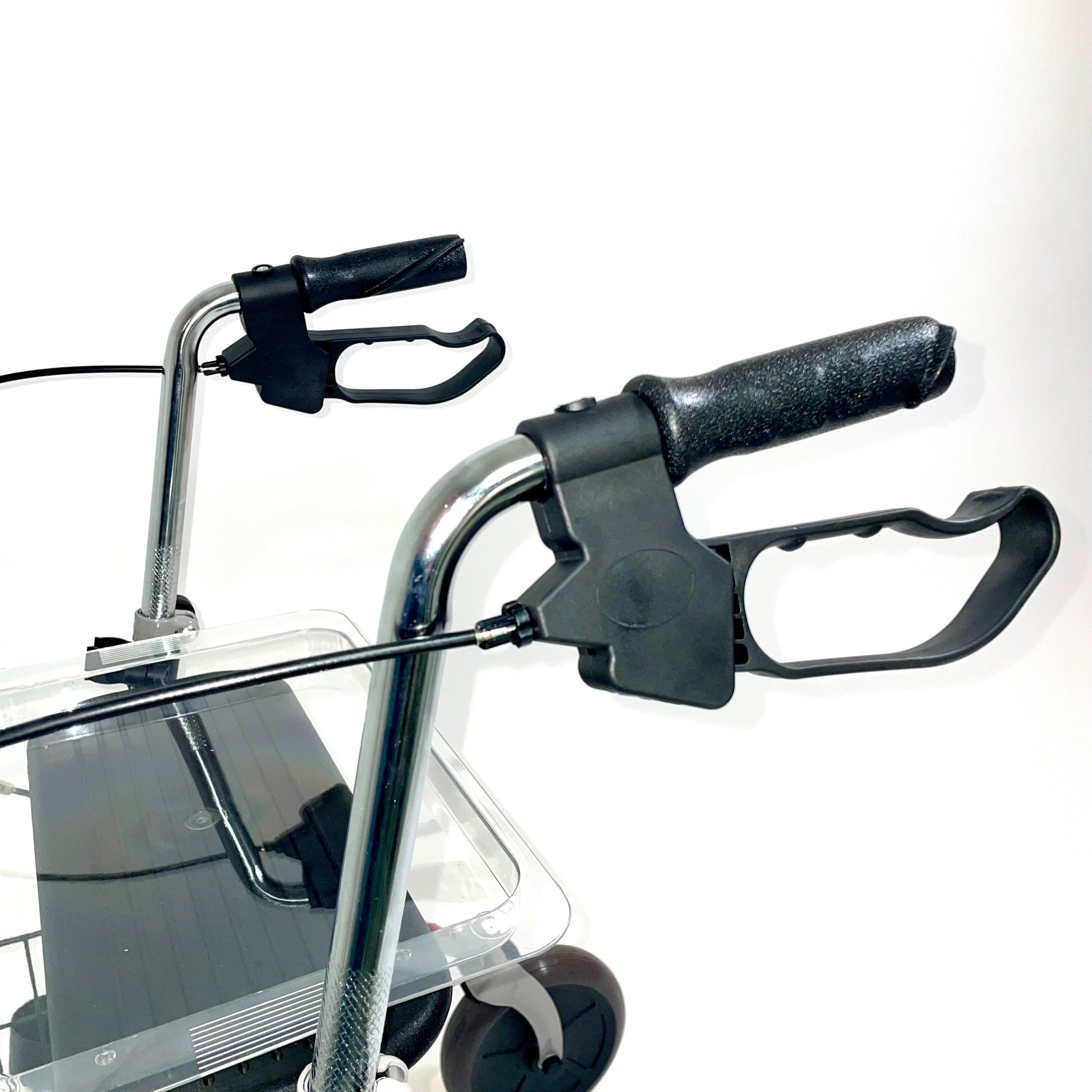 Detailansicht: Rollator-Griffe mit Bremsen. Schwarze, ergonomische Griffe. Transparente Ablage.