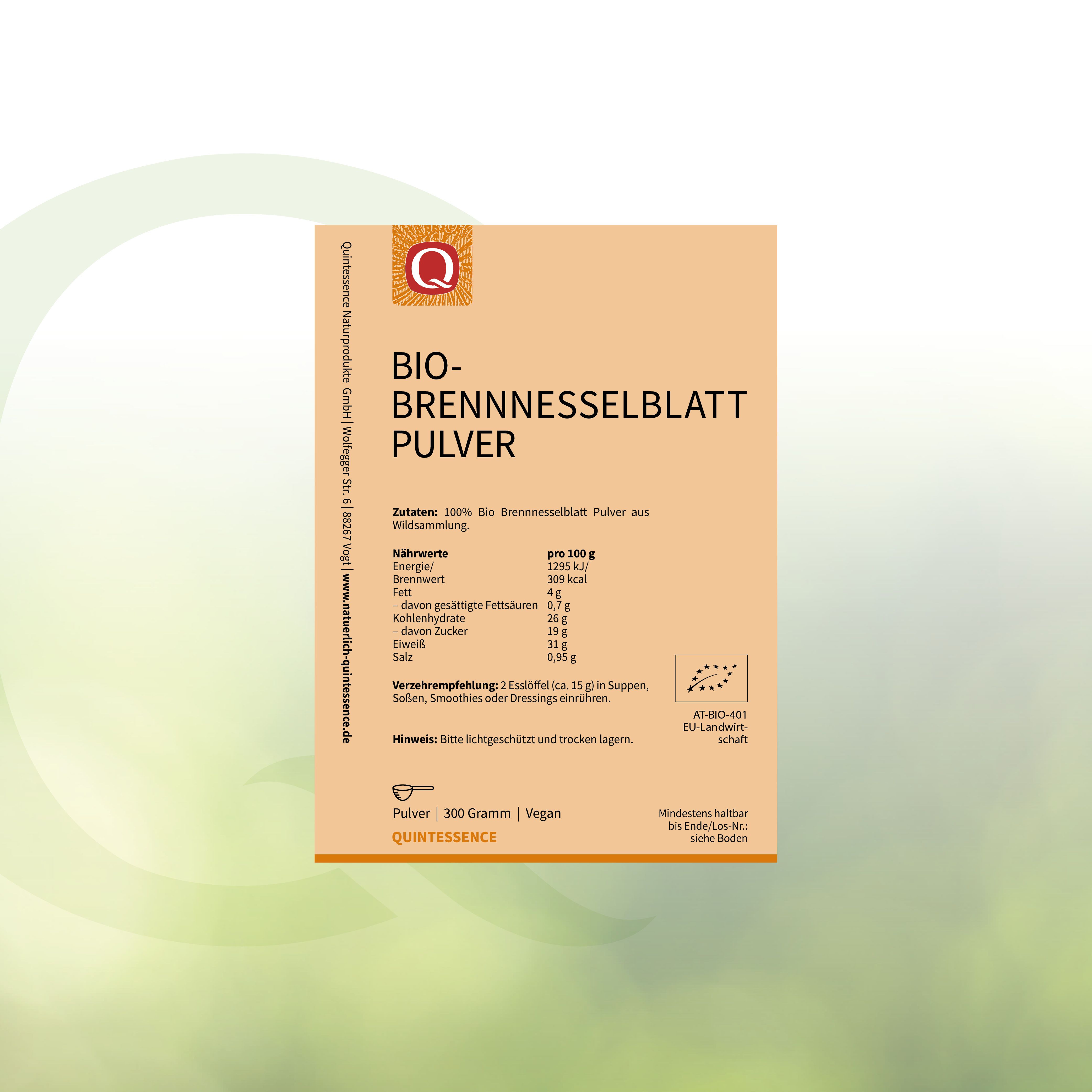 Rechteckige Verpackung mit Bio-Brennnesselblatt Pulver. Nährwertangaben und Bio-Siegel. Marke Quintessence.