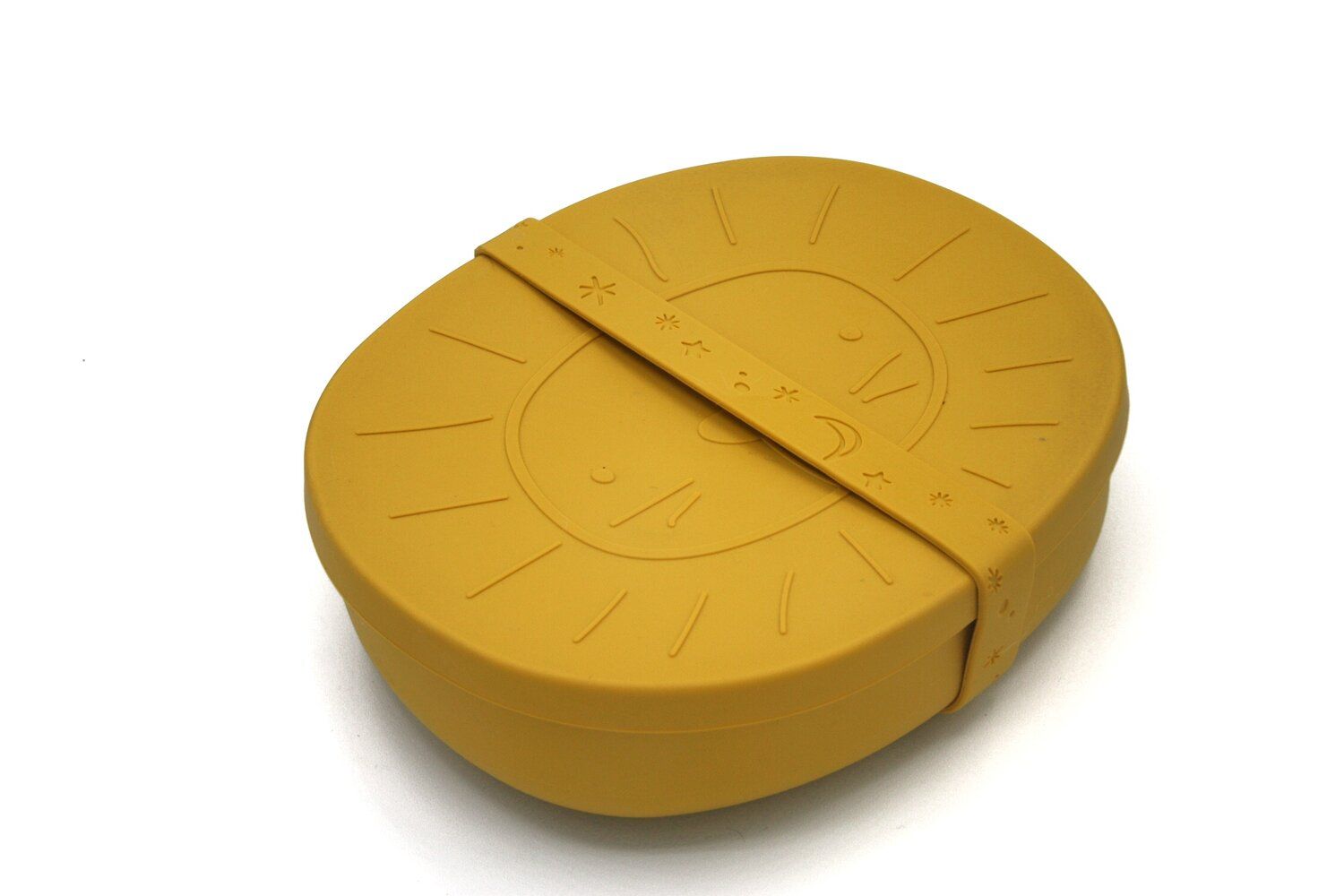Geschlossene gelbe Brotdose mit Löwenmotiv. Ein Band hält den Deckel fest.