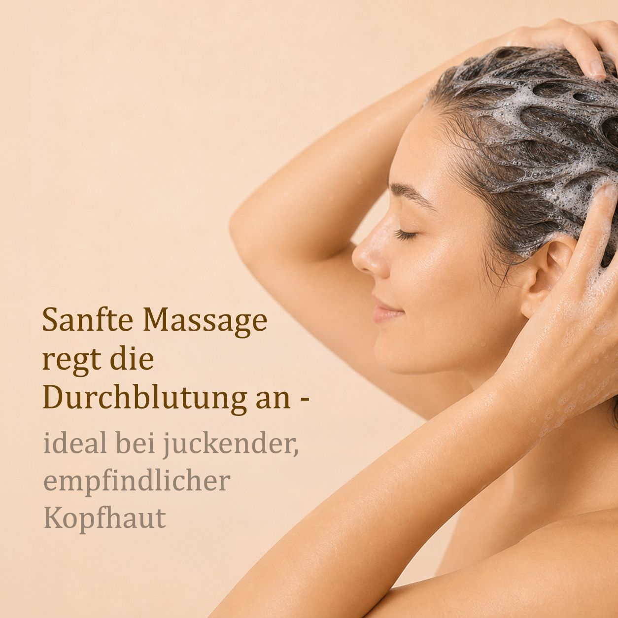 Frau massiert sich mit schäumendem Shampoo die Kopfhaut.