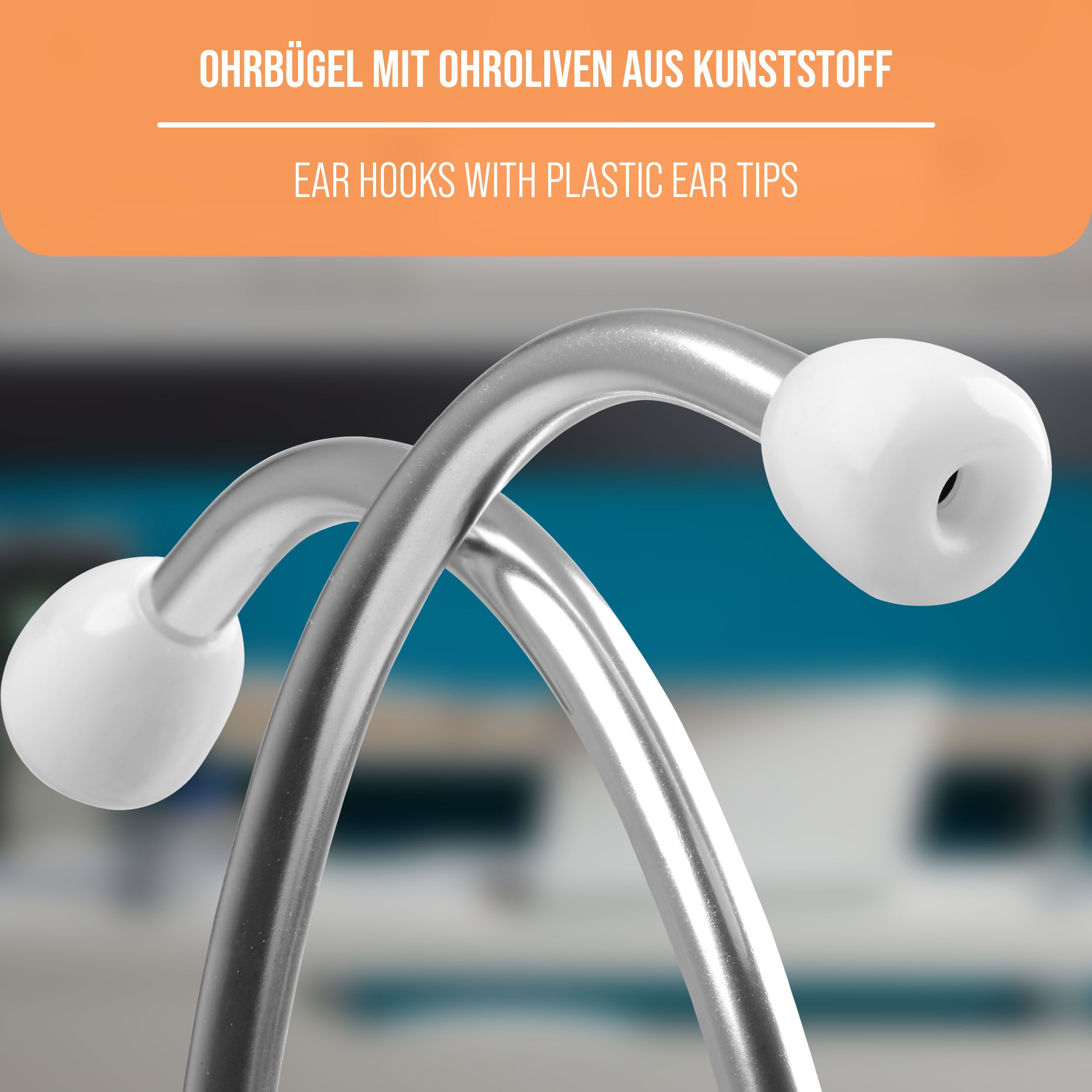 Nahaufnahme der Ohrbügel eines Stethoskops mit weißen Ohroliven aus Kunststoff. Hintergrund unscharf.