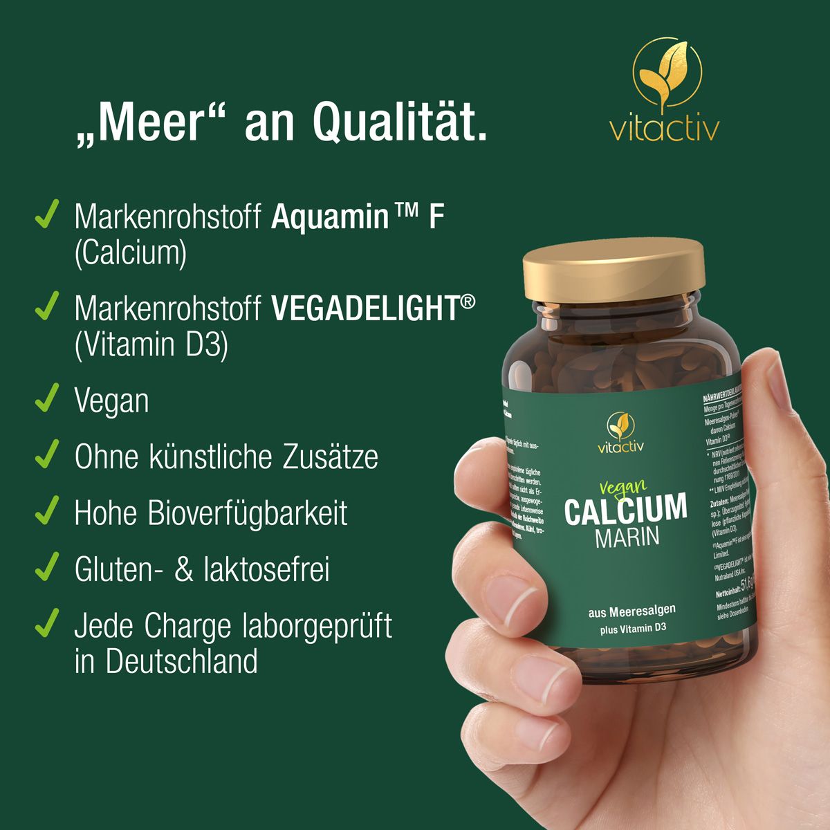 Hand hält eine Flasche mit Kapseln. Auf der Flasche steht "Vegan CALCIUM MARIN". Text: Aquamin F, Vegadelight, vegan.
