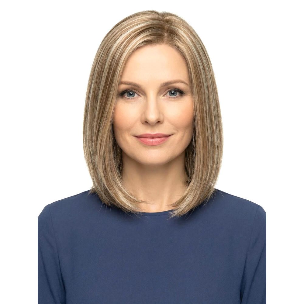 Blonde Perücke mit helleren Strähnen. Mittellange, glatte Frisur. Frau mit blauem Oberteil. Frontansicht.