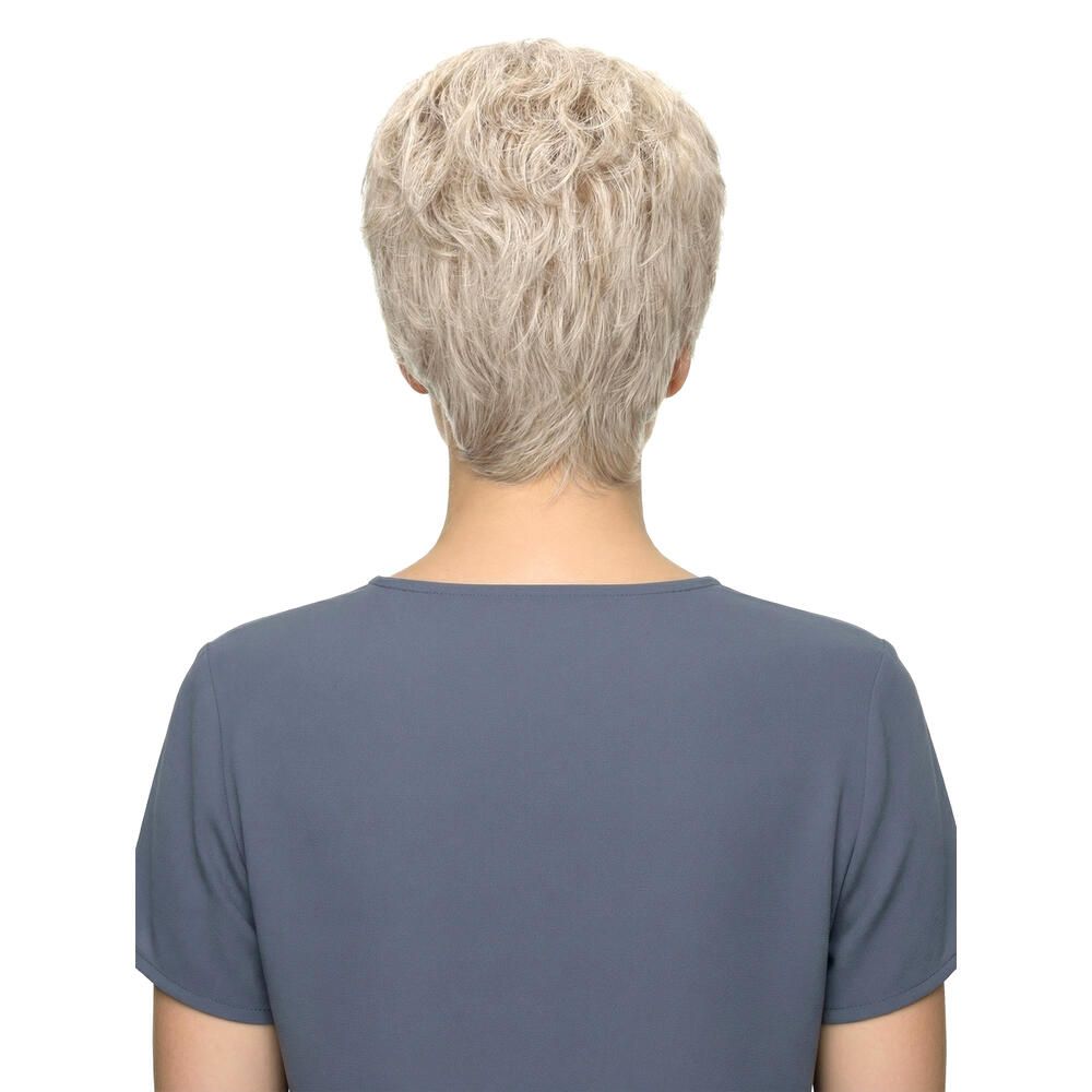 Kurzhaarperücke, blondiert, Rückansicht. Graues Oberteil. Heller Hintergrund.