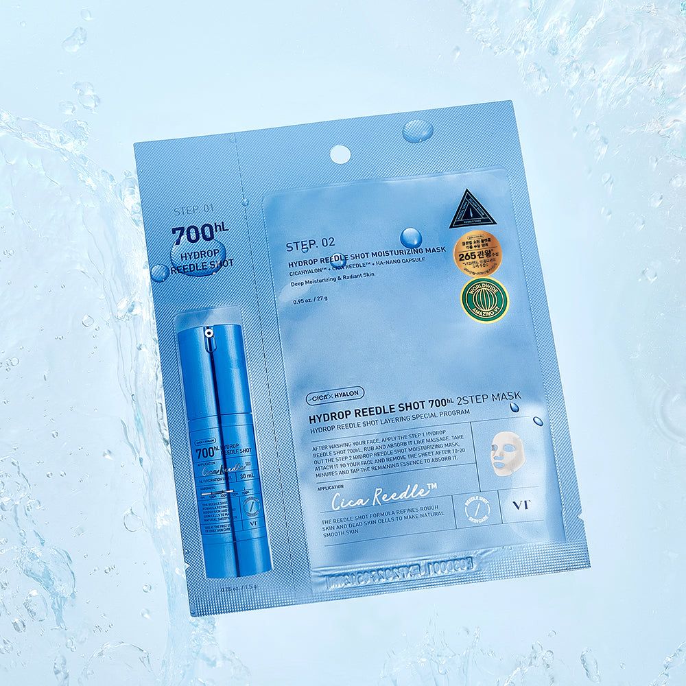 Zweistufige Tuchmaskenverpackung mit einem blauen Spender und einer Maske, umgeben von Wassertropfen.