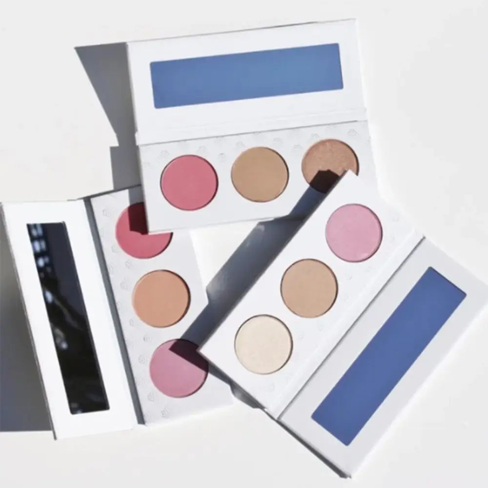 Mehrere Blush-Paletten mit verschiedenen Farbtönen und Spiegeln. Weiße Verpackung.