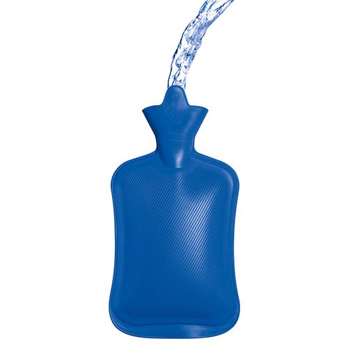 Blaue Wärmflasche, Wasser wird eingefüllt. Oben breiter Hals, geriffelte Oberfläche. Aus Gummi.