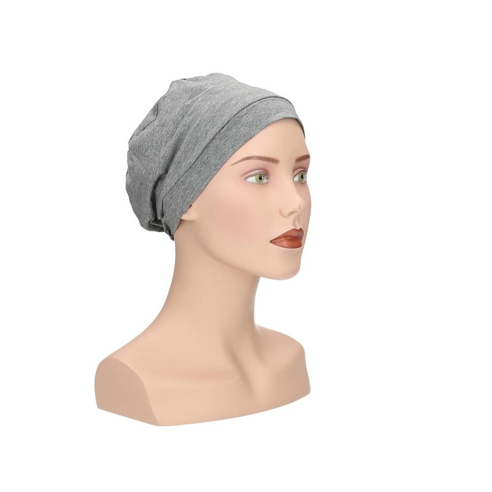 Grauer Turban auf einer Schaufensterpuppe. Schräge Seitenansicht. Stoffhaube mit gerolltem Saum.