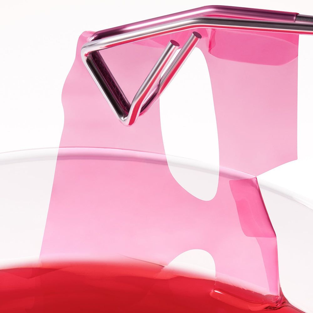Rosa, transluzentes Objekt mit silbernem Metallrahmen und roter Flüssigkeit.