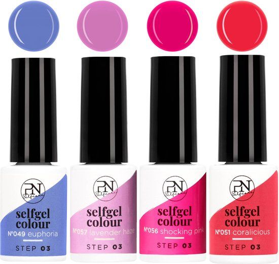 Vier Flaschen PN Selfcare Set Vernis Semi-Permanent Floral Fusion. Farben: Blau, Lila, Pink, Rot. Schwarze Kappen, weiße Etiketten.