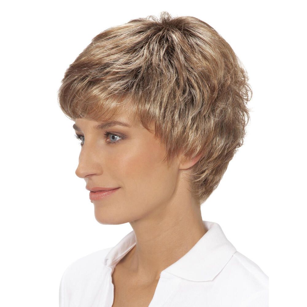 Kurzhaarperücke, blond-meliert, Seitenansicht einer Frau. Haarschnitt mit Pony. Frau trägt weißes Hemd.