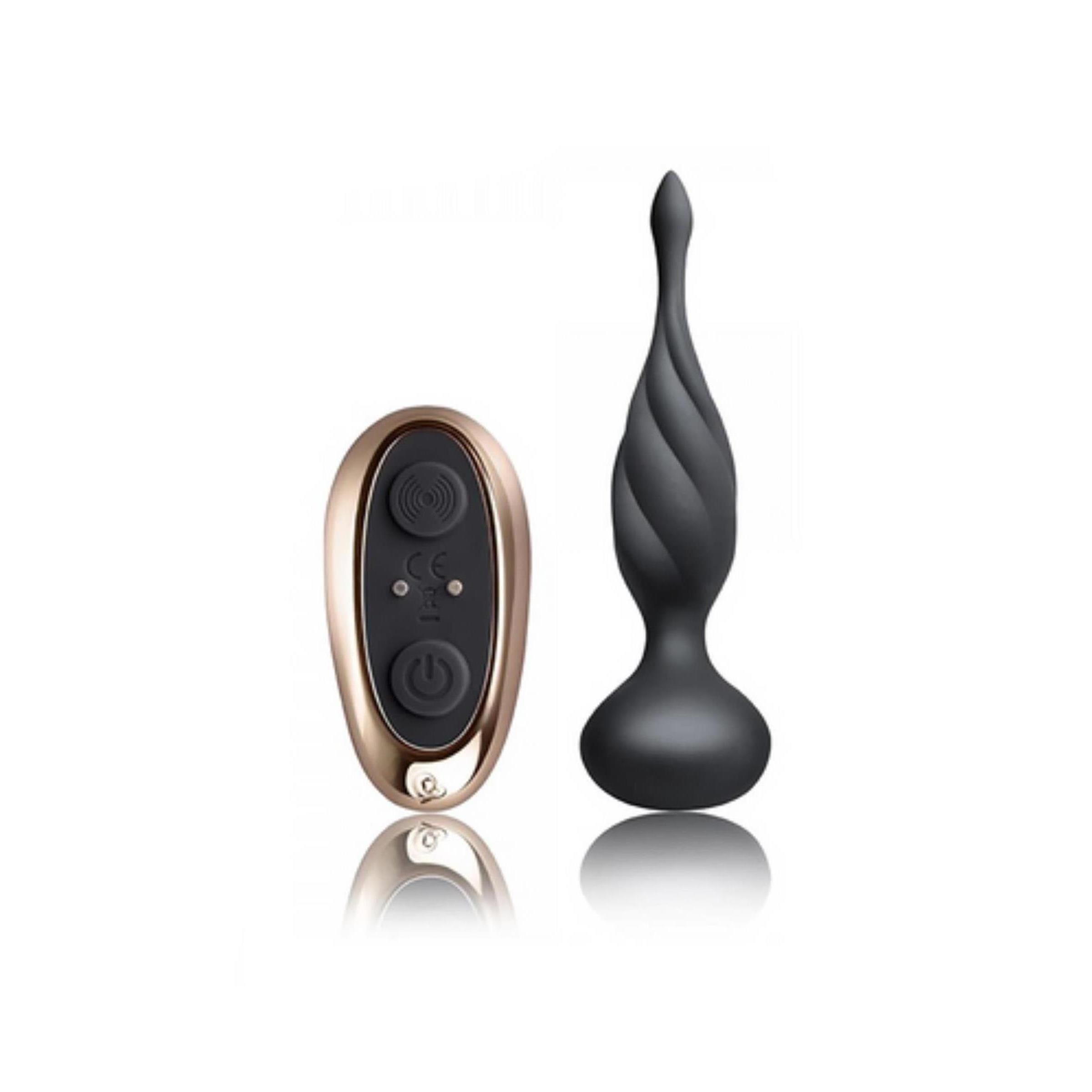 Schwarzer Analplug mit spiralförmiger Struktur und Fernbedienung. Goldfarbene Fernbedienung mit Knöpfen.