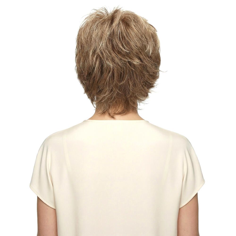 Kurzhaarperücke in Blondtönen. Rückansicht einer Frau mit Perücke. Hellbeige Oberteil.