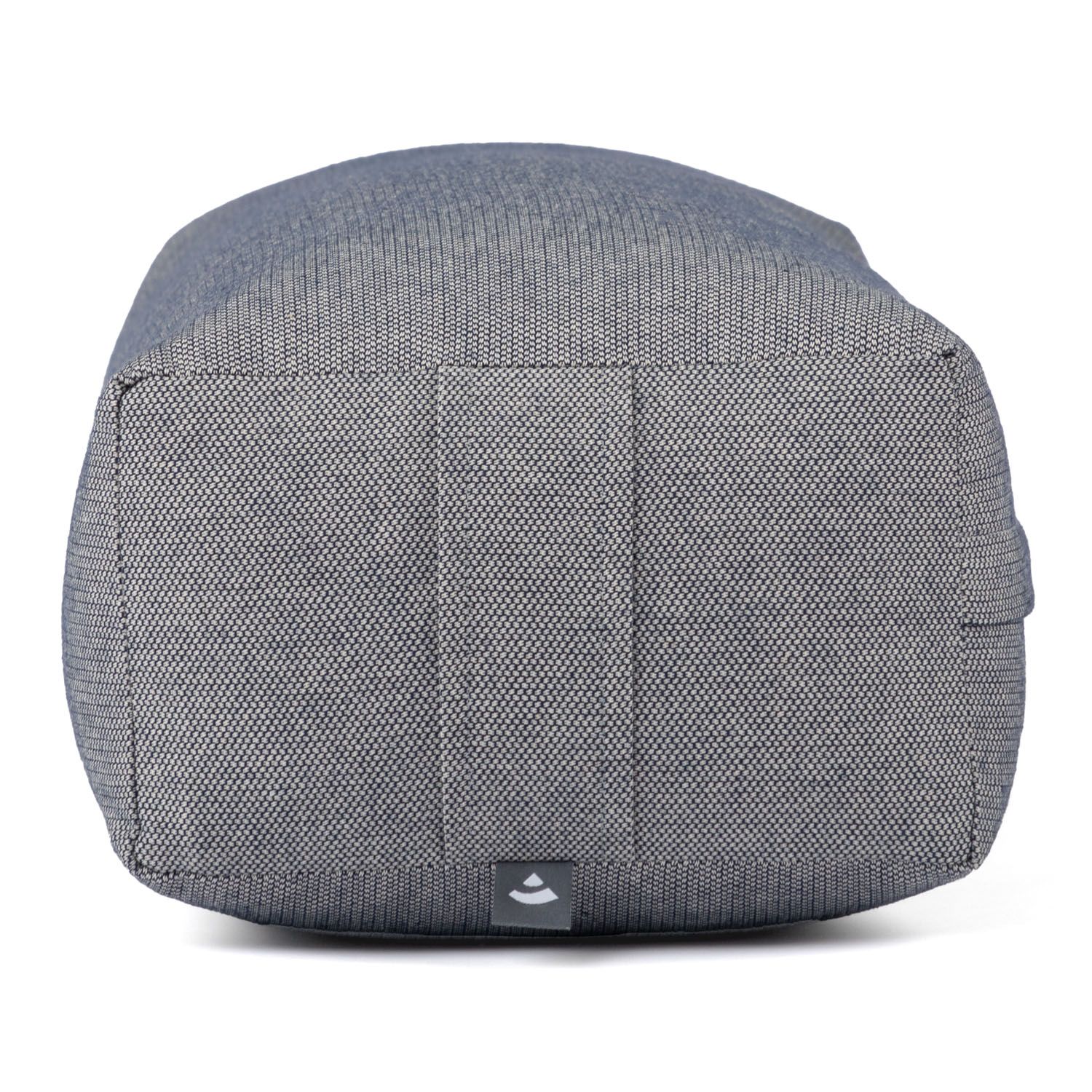 Grau-blaues Yoga-Bolster. Dobby-Gewebe. Eckige Form. Logo-Detail. Draufsicht.