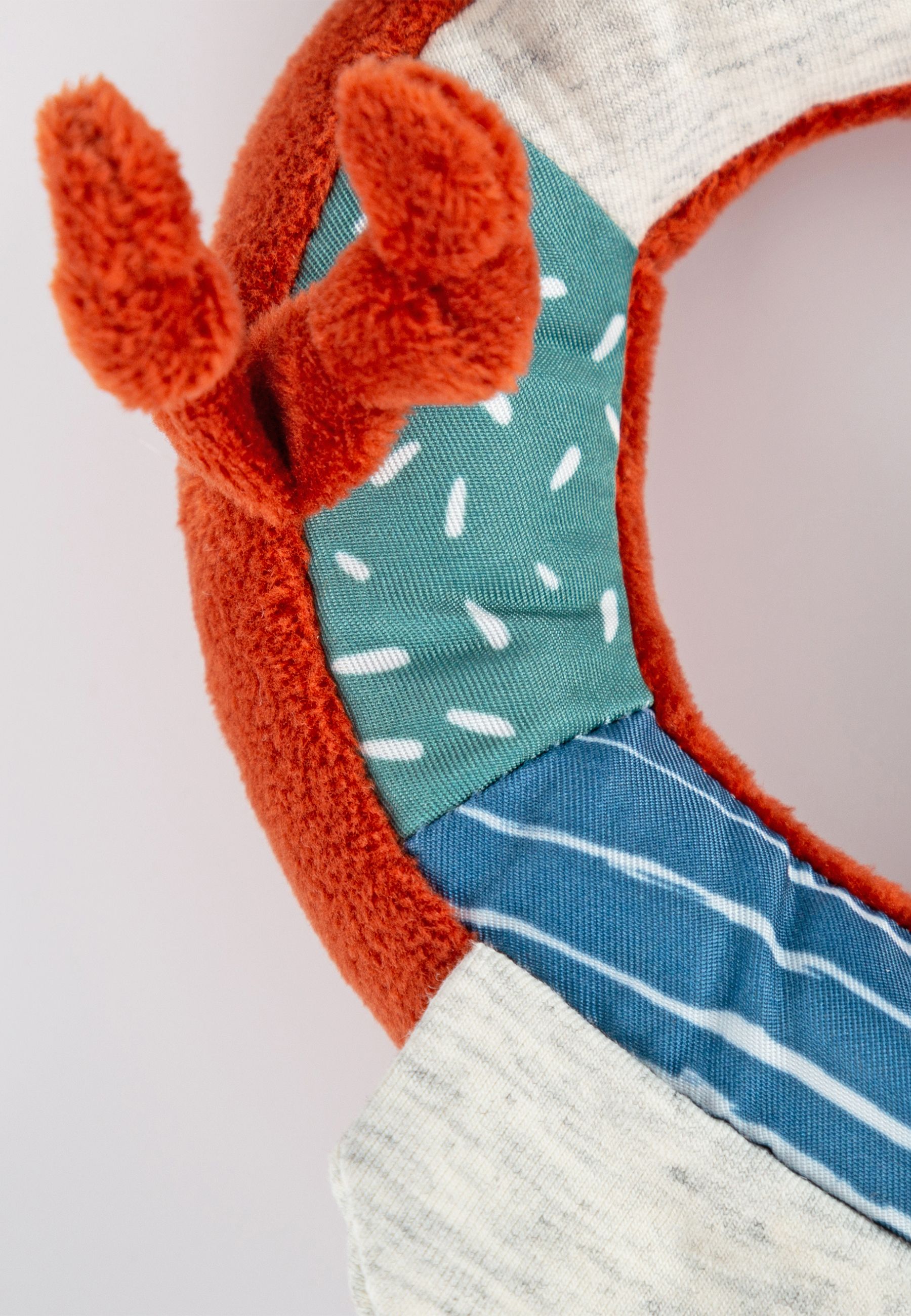 Nahaufnahme des Greiflings. Ringförmiger Körper mit verschiedenen Stoffen und Details.