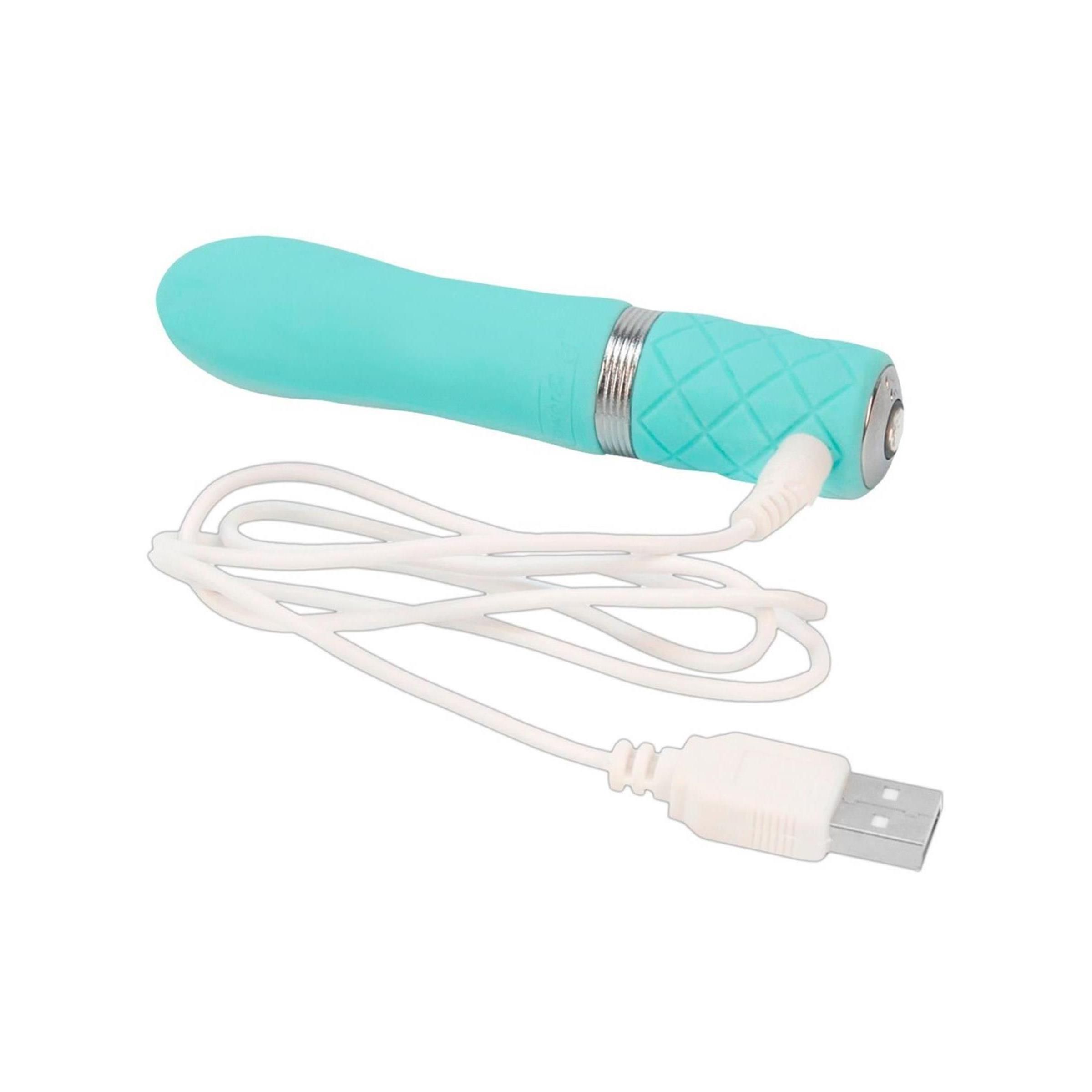 Türkisfarbener Vibrator mit USB-Ladekabel. Geriffelte Basis, silberner Ring.