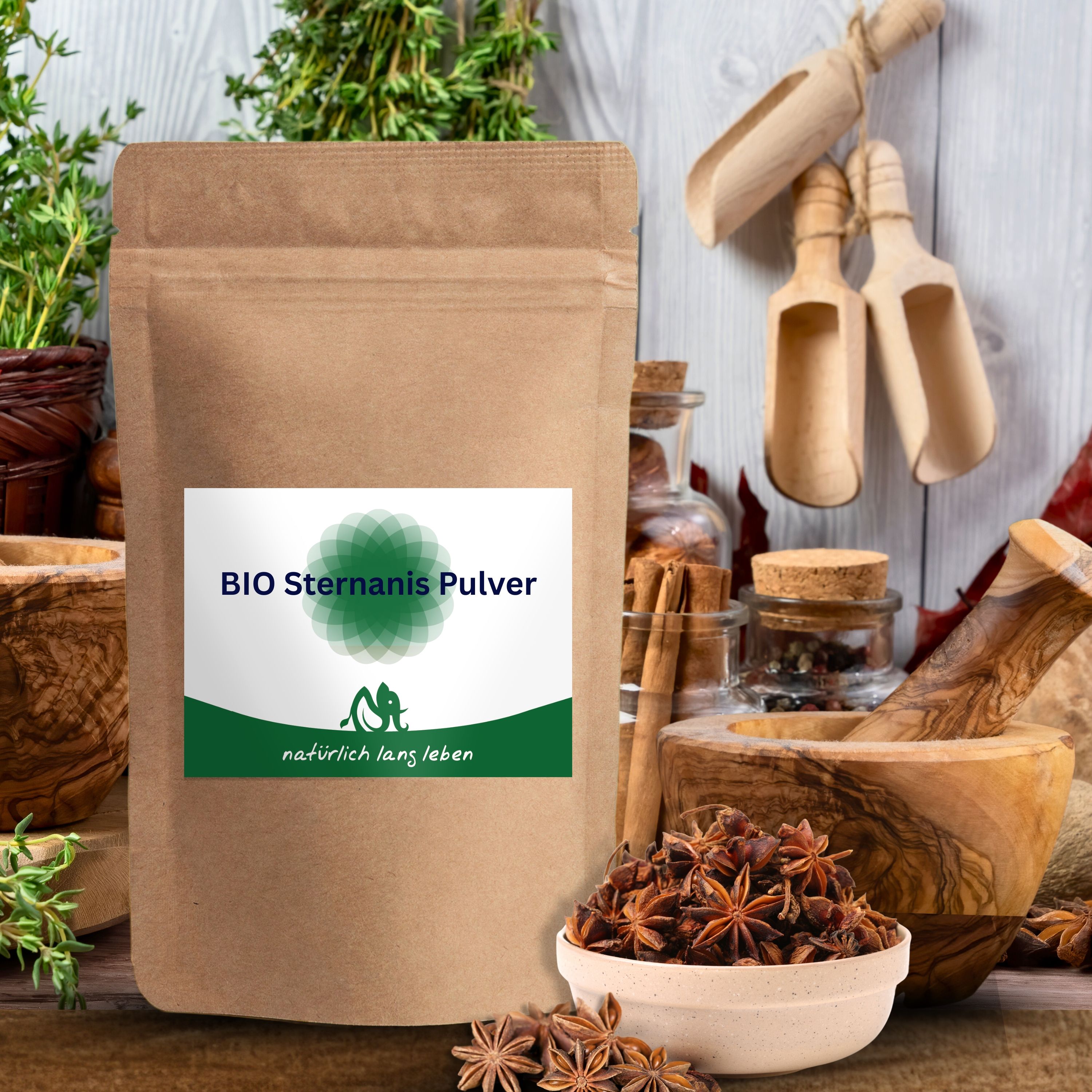 Braune Tüte mit Etikett. Aufschrift: BIO Sternanis Pulver. Logo mit grünem Blattmuster und Schriftzug. Sternanis in Schale.