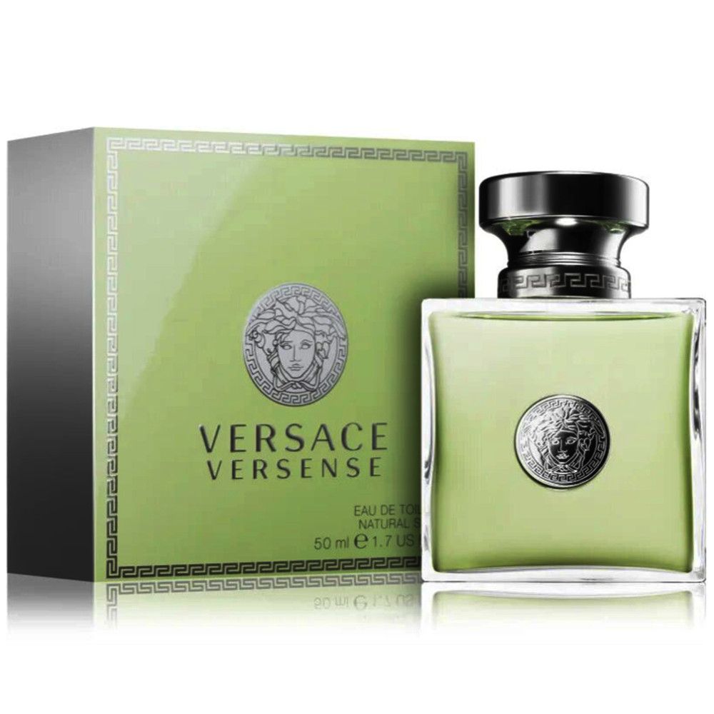 Versace Versense Eau de Toilette. Flakon und Verpackung in Grün. Medusa-Logo auf Flakon und Verpackung.