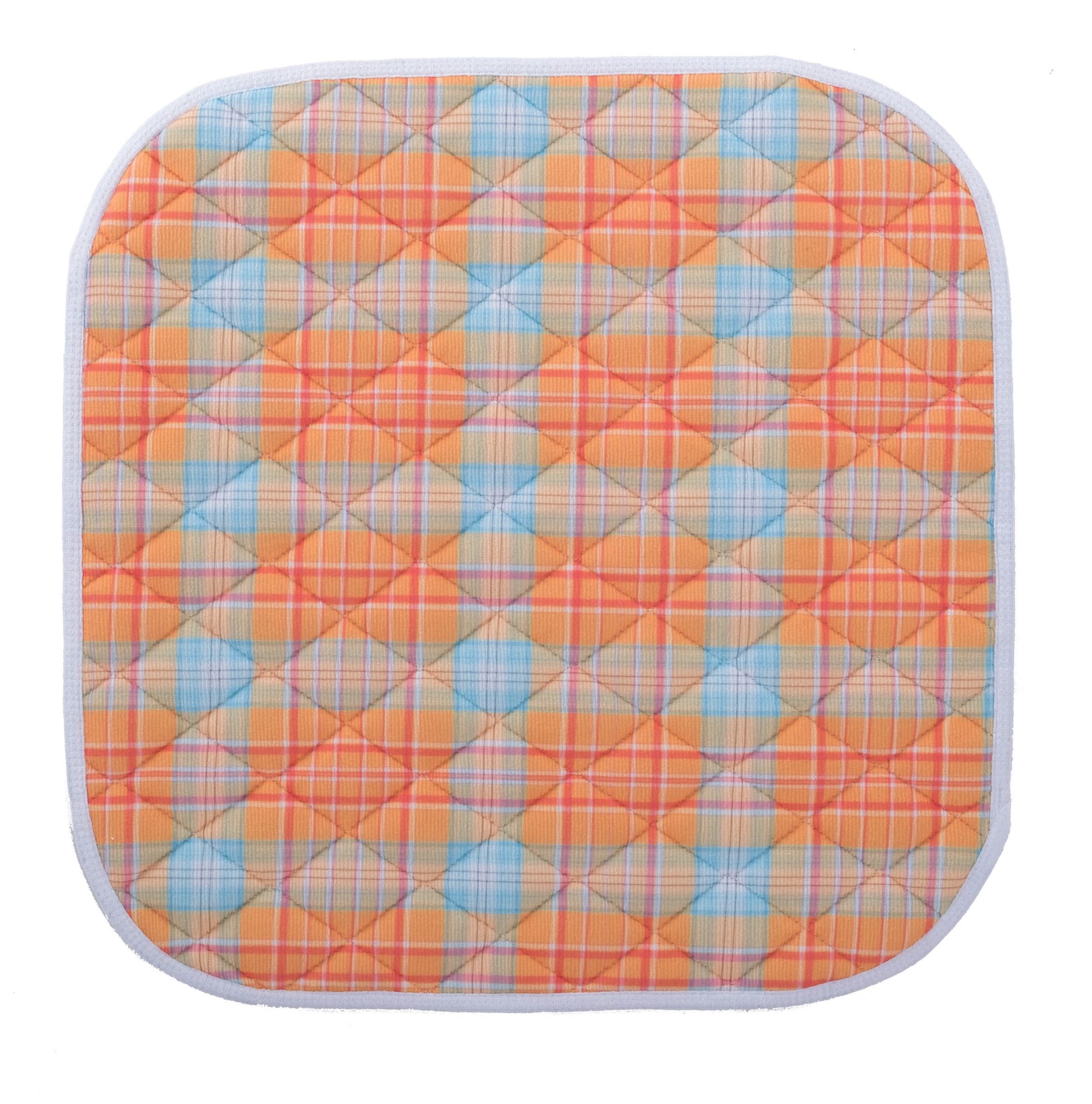 Quadratische Sitzauflage. Orange-blaues Karomuster, weißer Rand. Steppung.