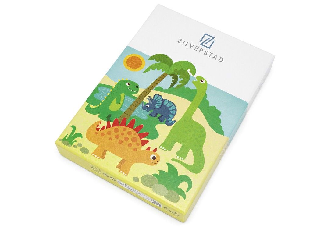 Verpackung von ZILVERSTAD Kinderbesteck. Rechteckige Schachtel mit Dinosaurier-Illustrationen. Marke ZILVERSTAD oben.