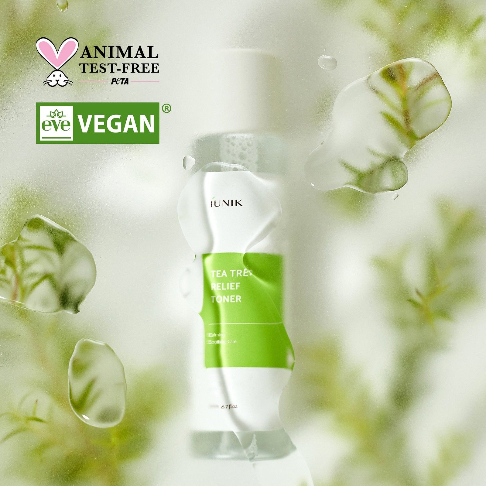 iUNIK Tea Tree Relief Toner mit Siegeln 'Animal Test-Free' und 'eve VEGAN'. Flasche mit klarem Toner, umgeben von Wassertropfen.